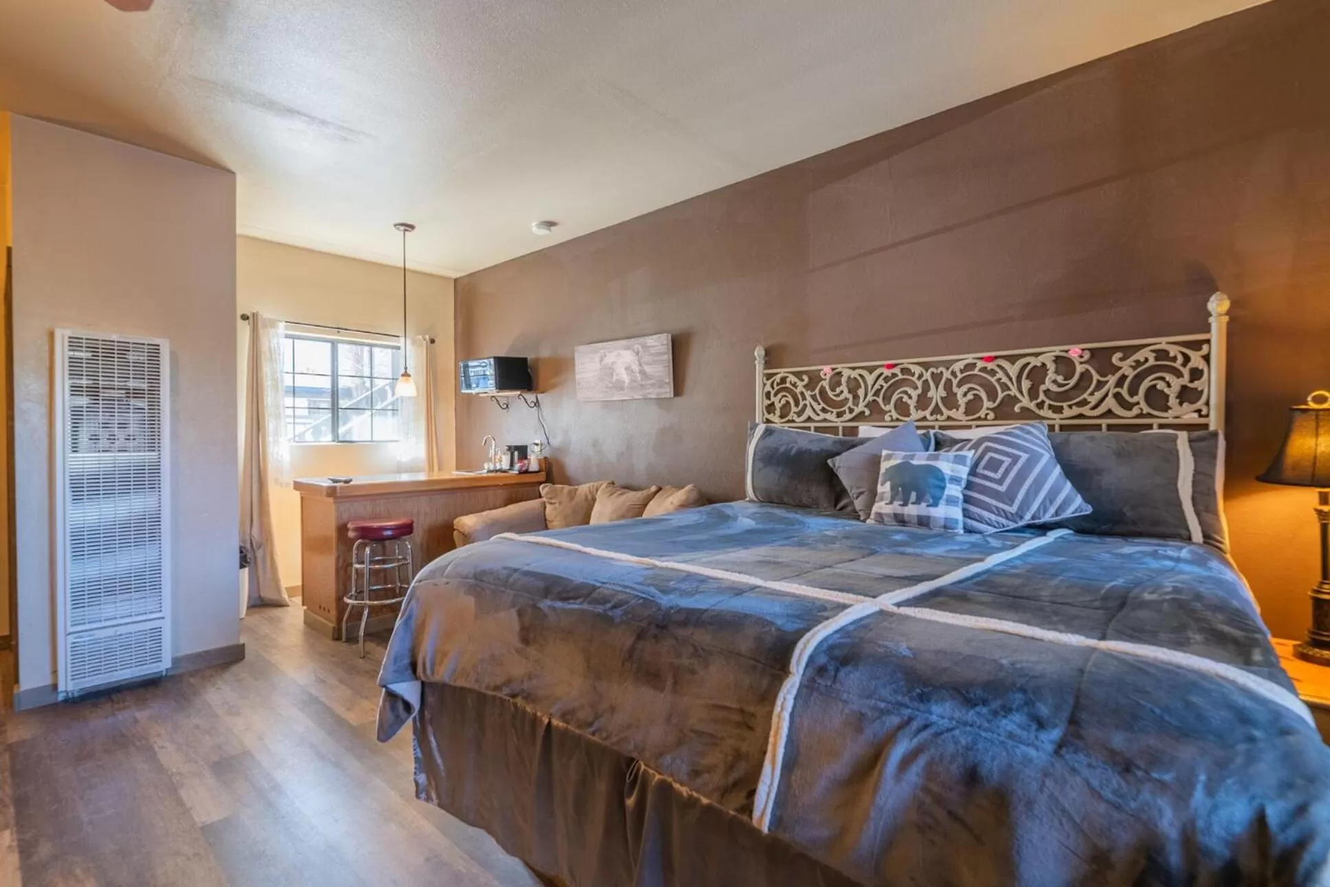 Photo of the whole room, Bed in Black Forest Lodge