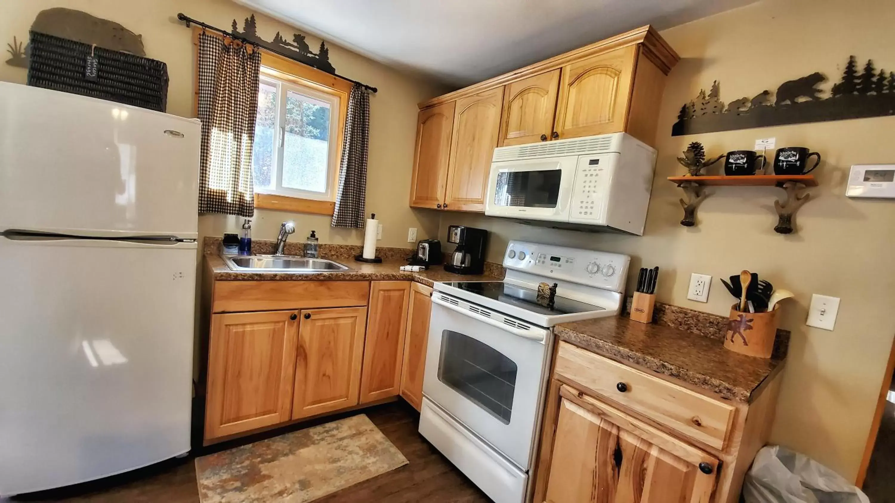 Kitchen or kitchenette, Kitchen/Kitchenette in The Inn on Fall River & Fall River Cabins