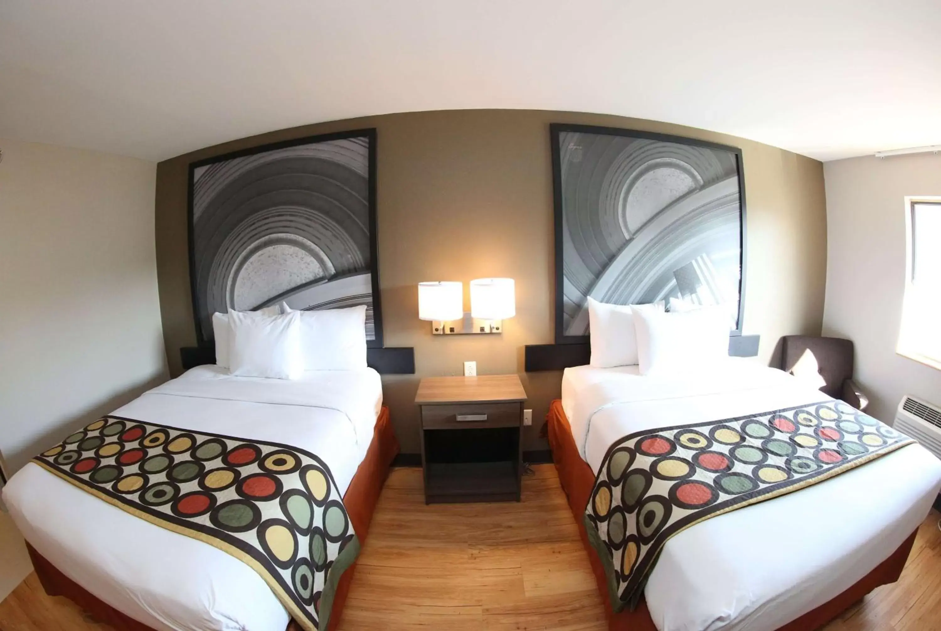 Photo of the whole room, Bed in Super 8 by Wyndham Portsmouth