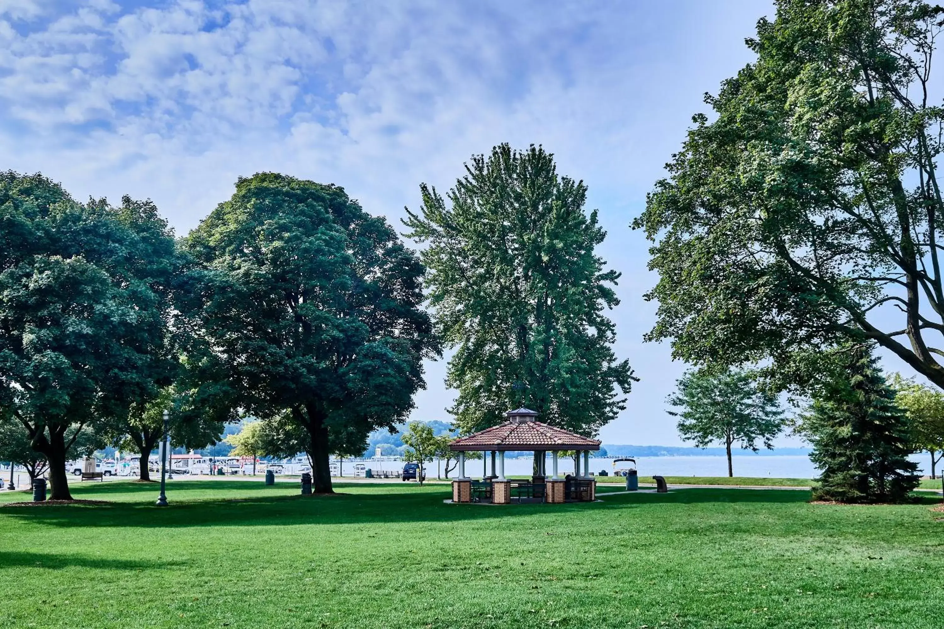 Nearby landmark, Garden in The Cove of Lake Geneva