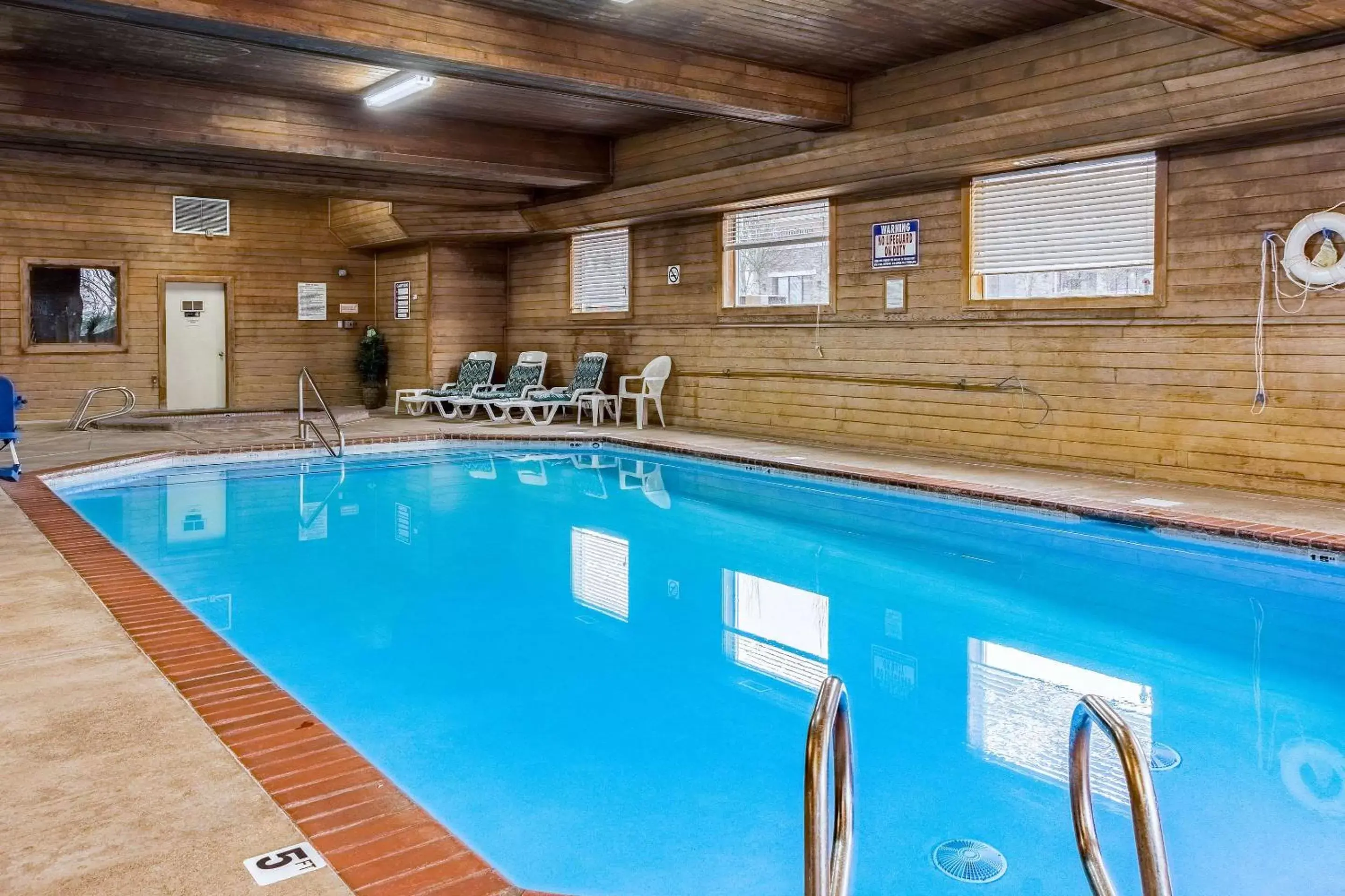 On site, Swimming Pool in Quality Inn & Suites Vancouver North