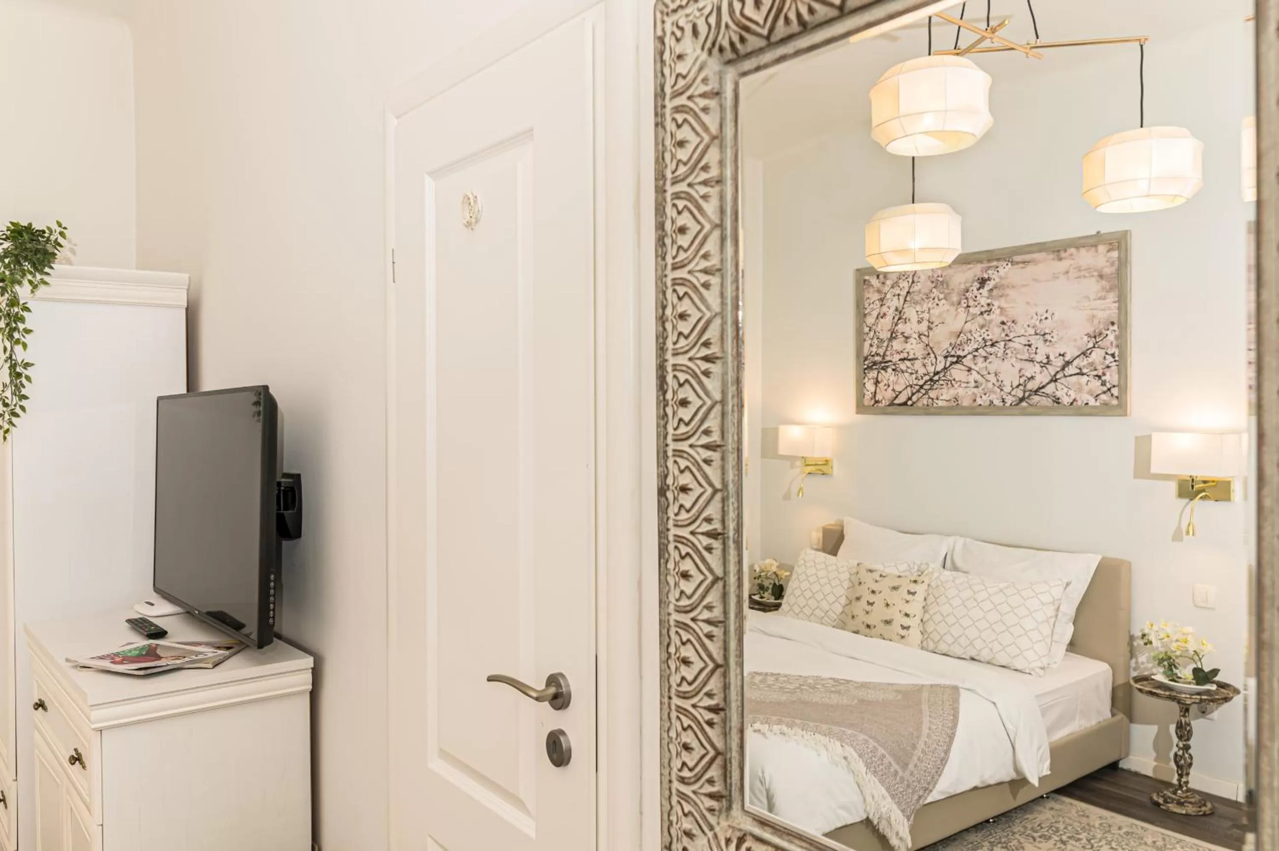 TV and multimedia in ALBERT RESIDENCE Brasov with complimentary parking and 10 percent Food and Drinks