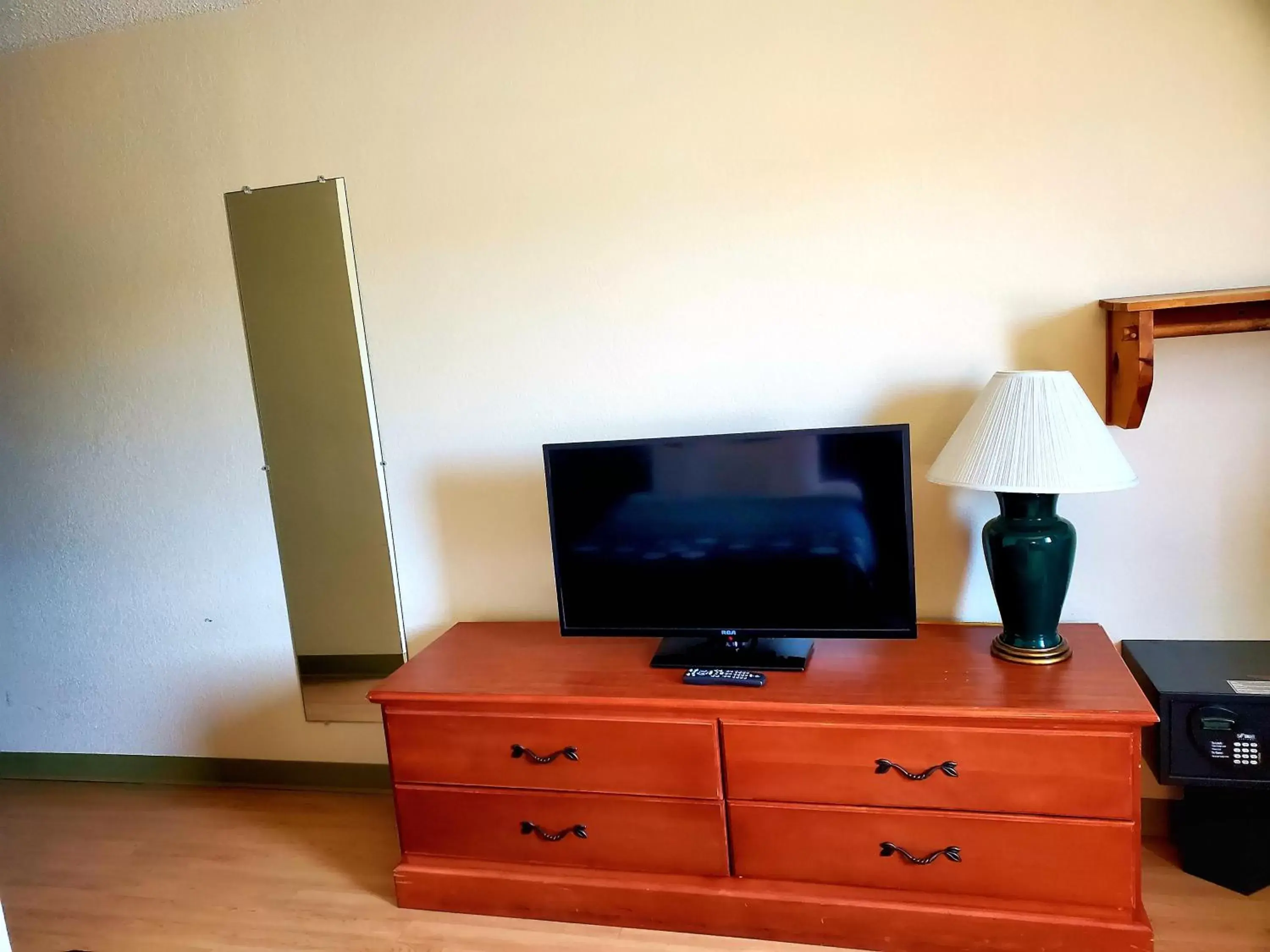 TV and multimedia, TV/Entertainment Center in Super 8 by Wyndham Ticonderoga