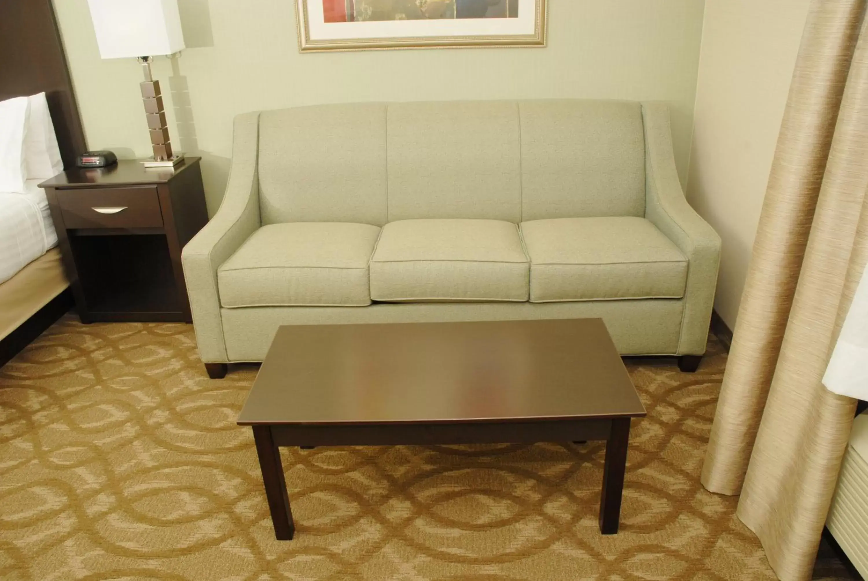 Bedroom, Seating Area in Best Western Okemos/East Lansing Hotel & Suites