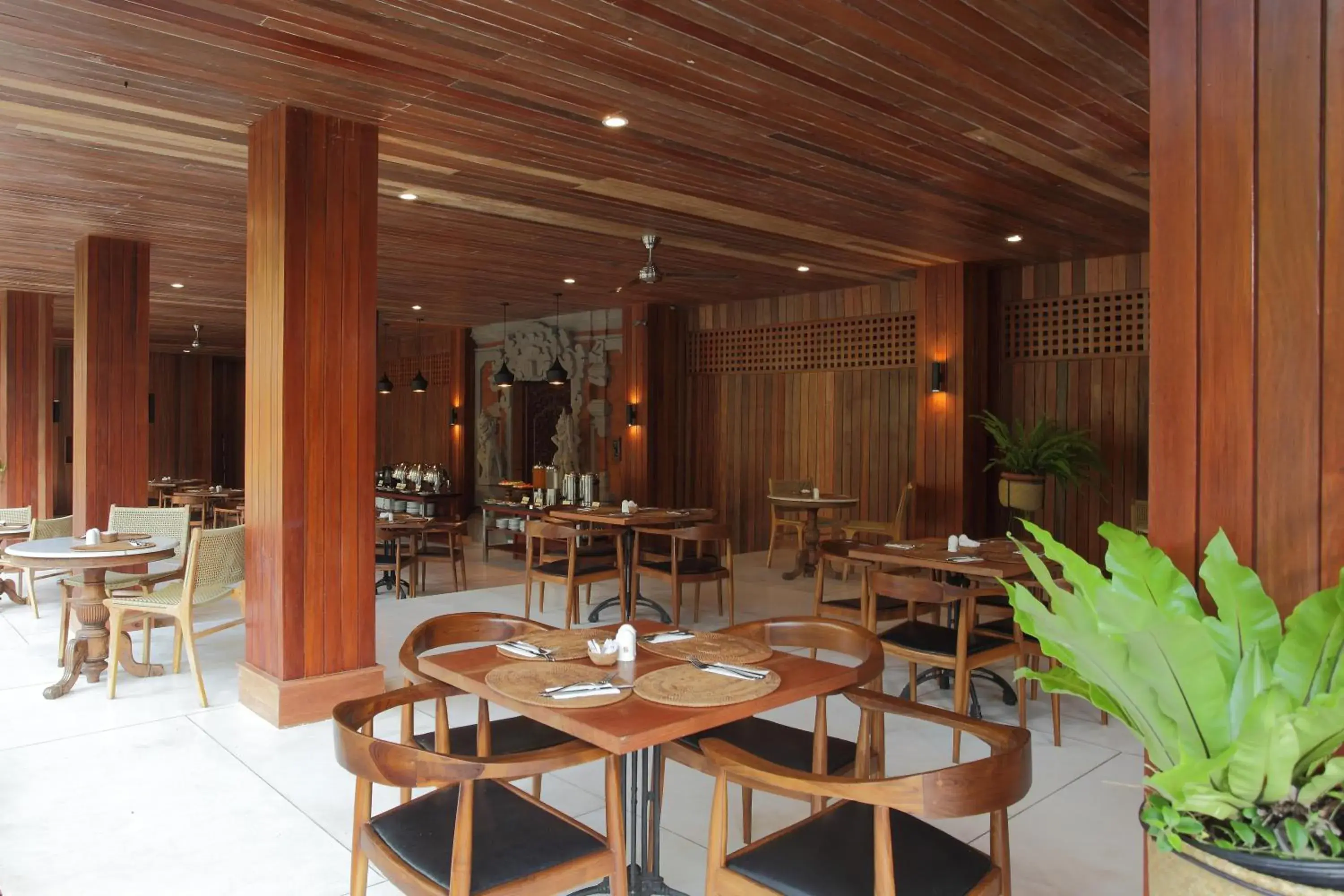 Restaurant/Places to Eat in Matahari Bungalow Hotel