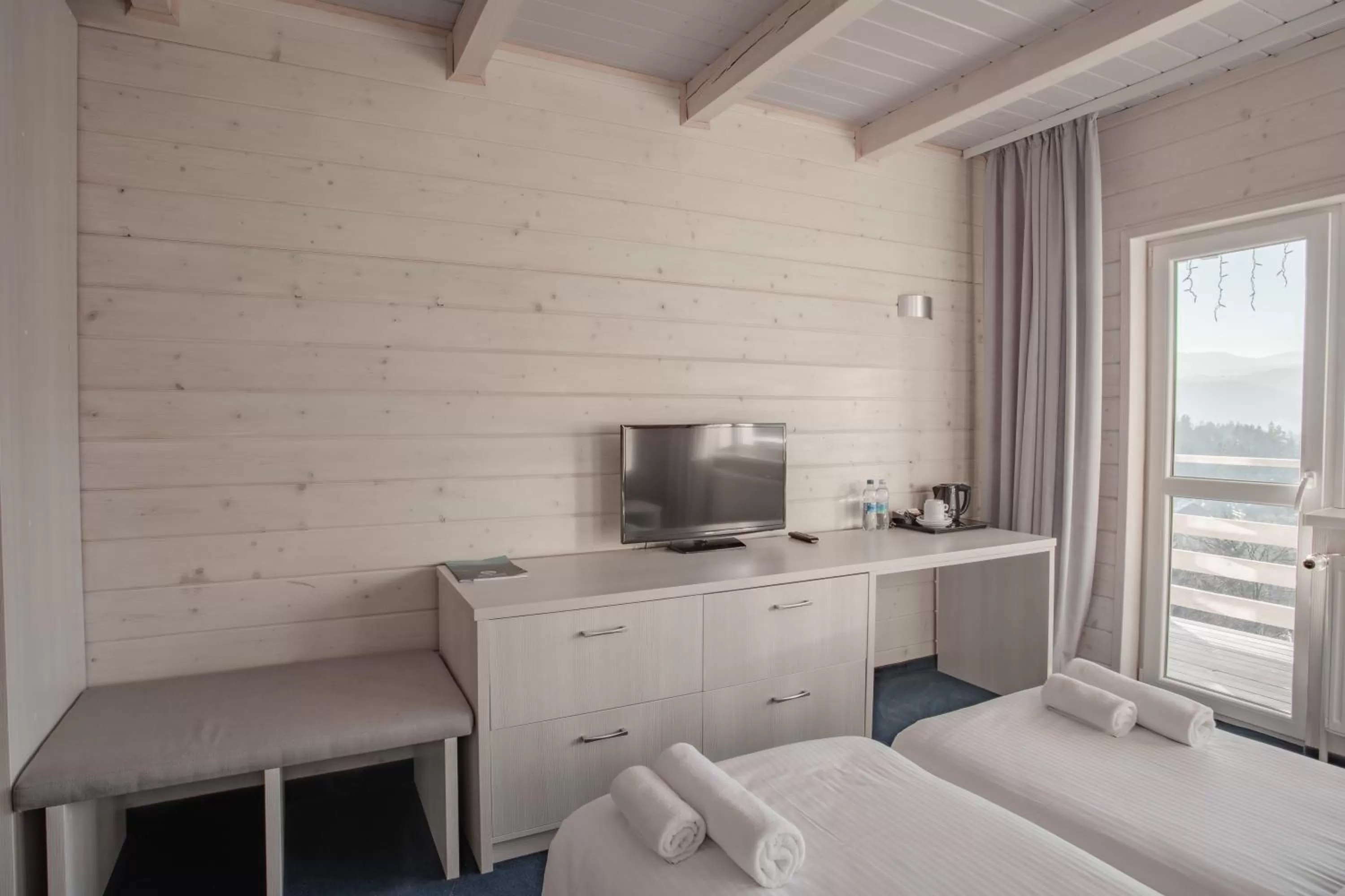 Bed, TV/Entertainment Center in Wellland Hotel