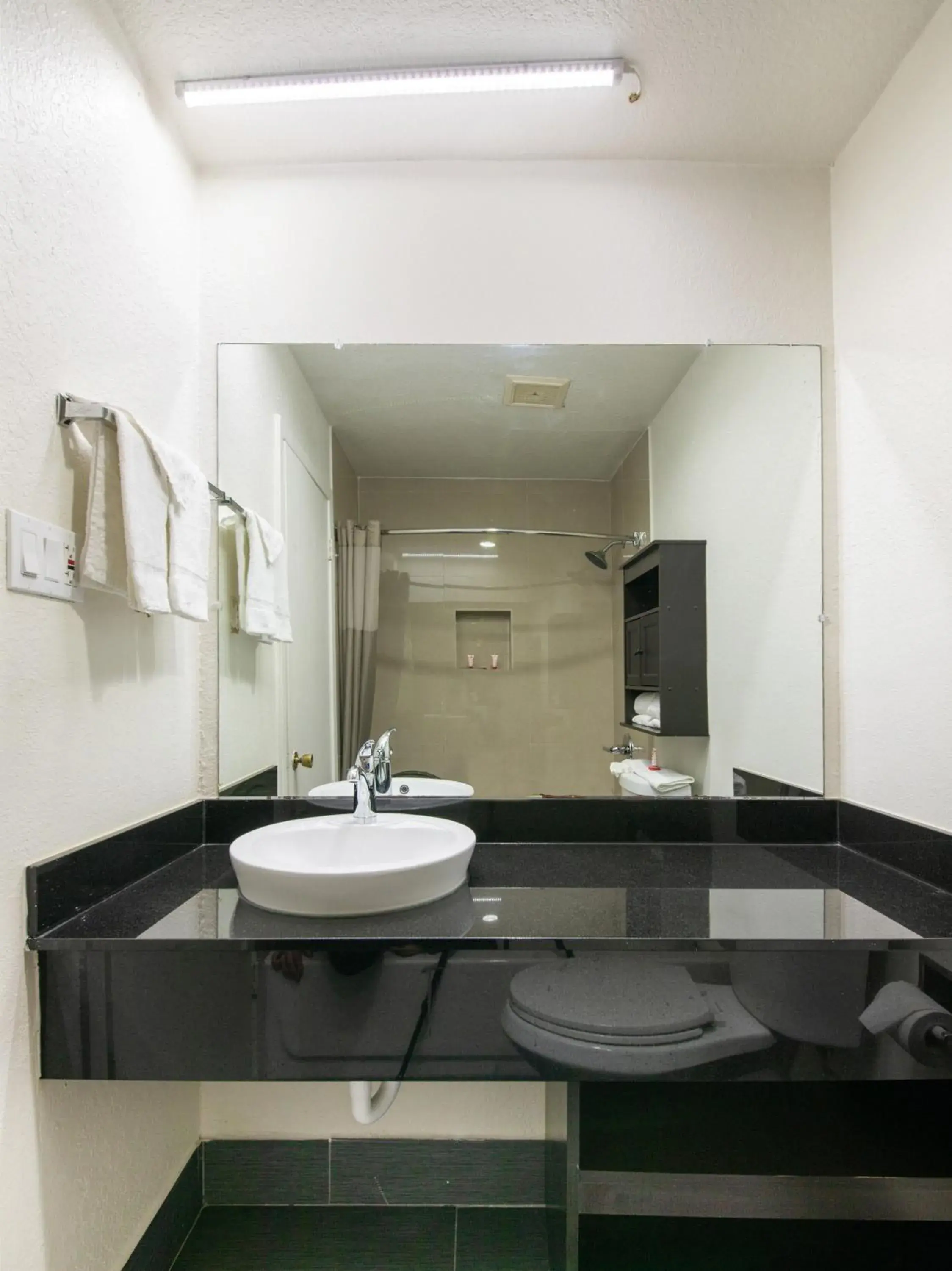 Bathroom in OYO Hotel Irving DFW Airport North