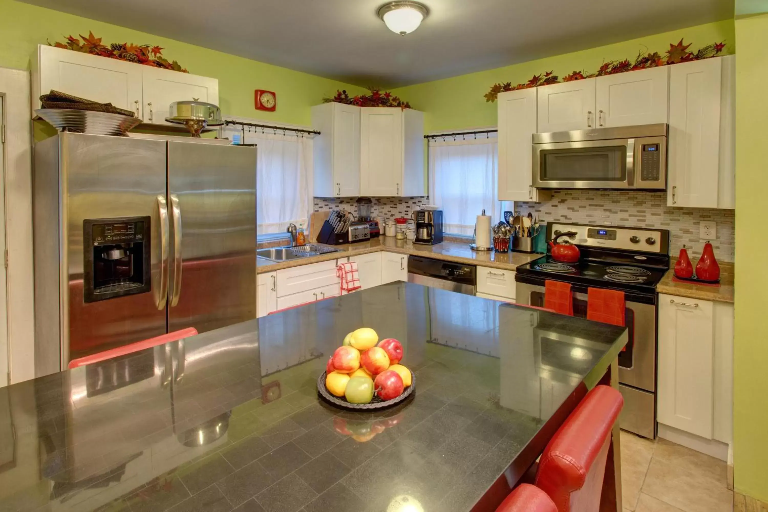 Kitchen/Kitchenette in Starlite Motel & Suites