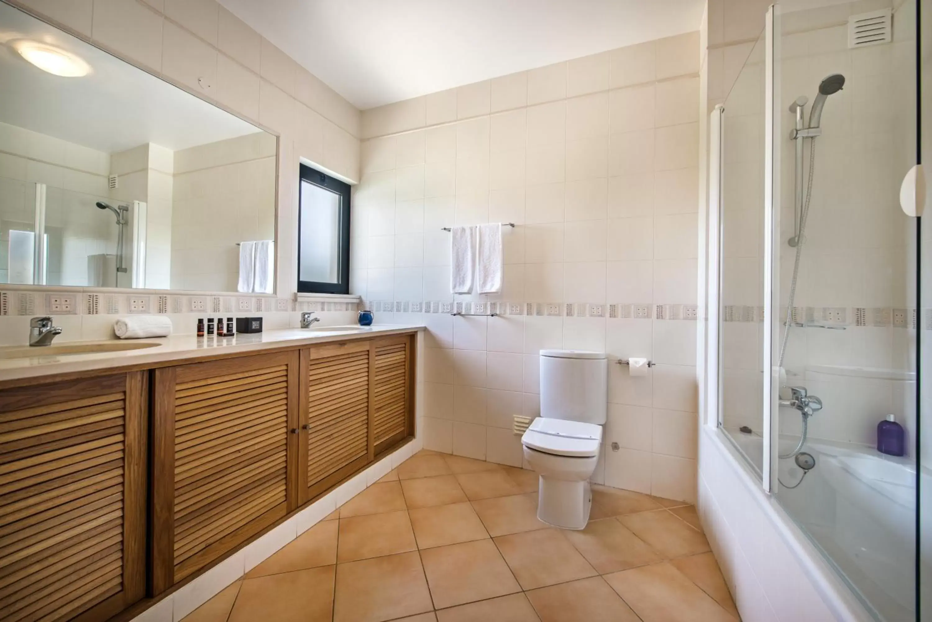 Bathroom, Kitchen/Kitchenette in Estrela da Luz Resort