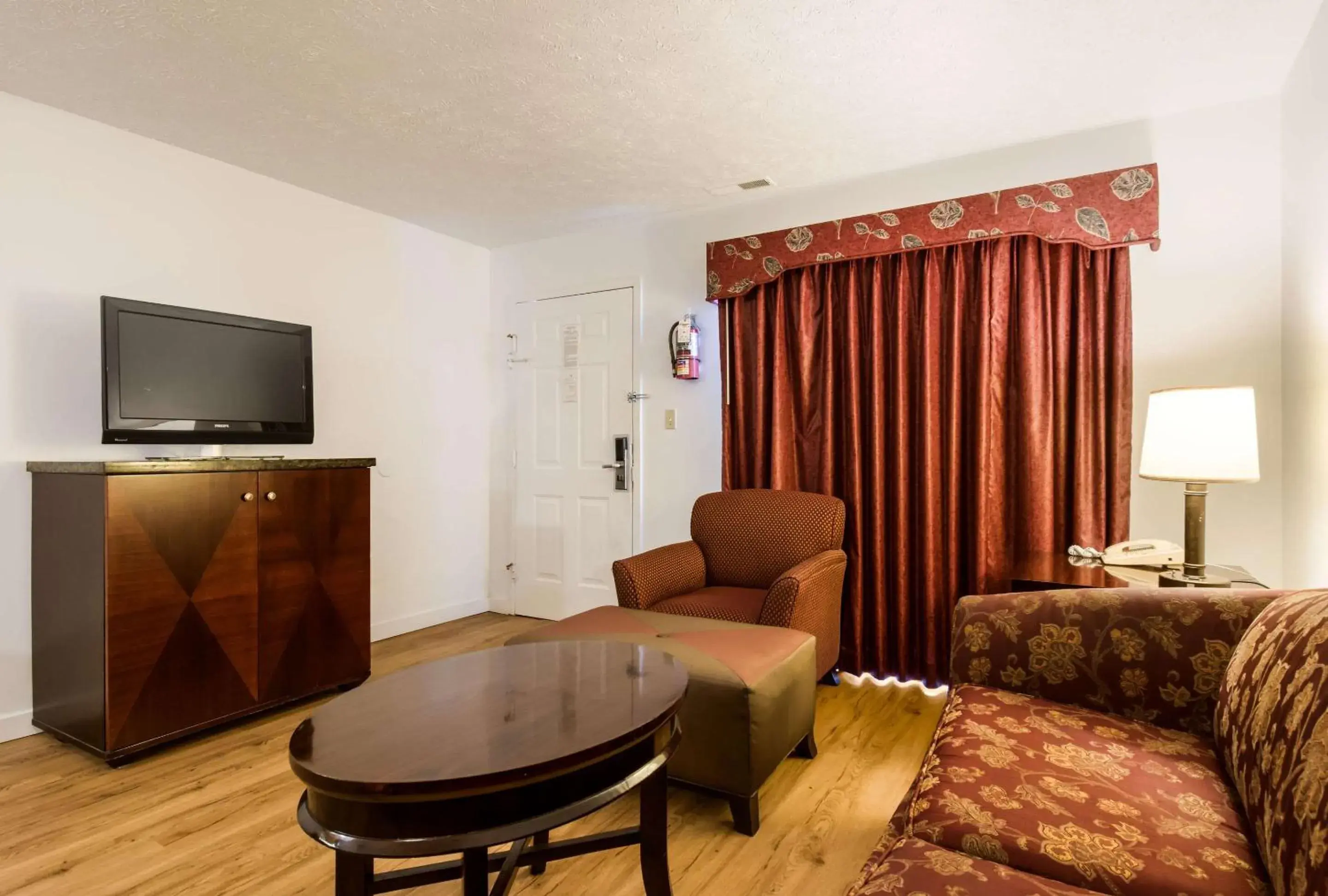 Photo of the whole room, Seating Area in Econo Lodge Inn & Suites Pocono near Lake Harmony