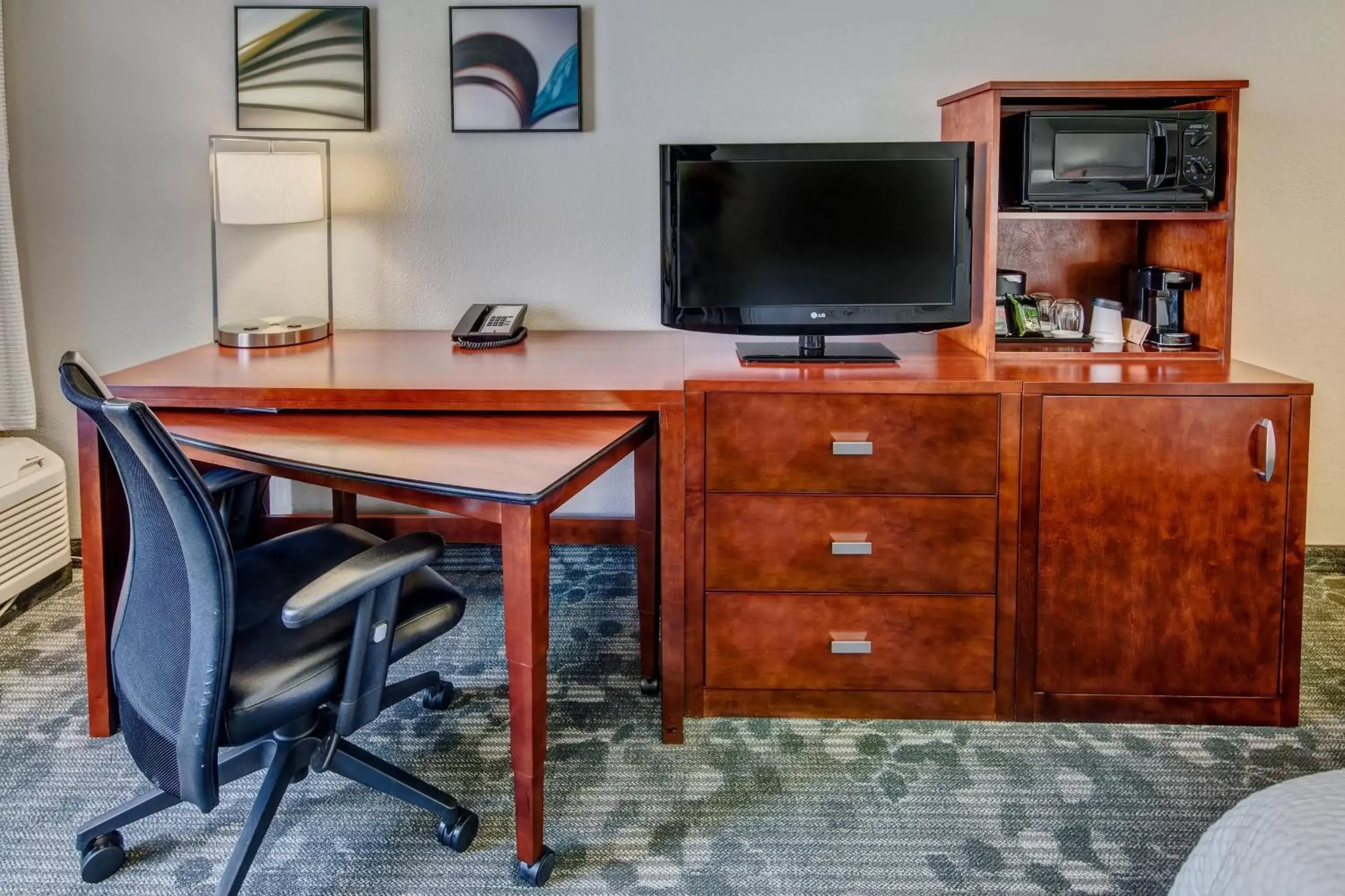 Photo of the whole room, TV/Entertainment Center in Courtyard by Marriott Abilene Southwest/Abilene Mall South