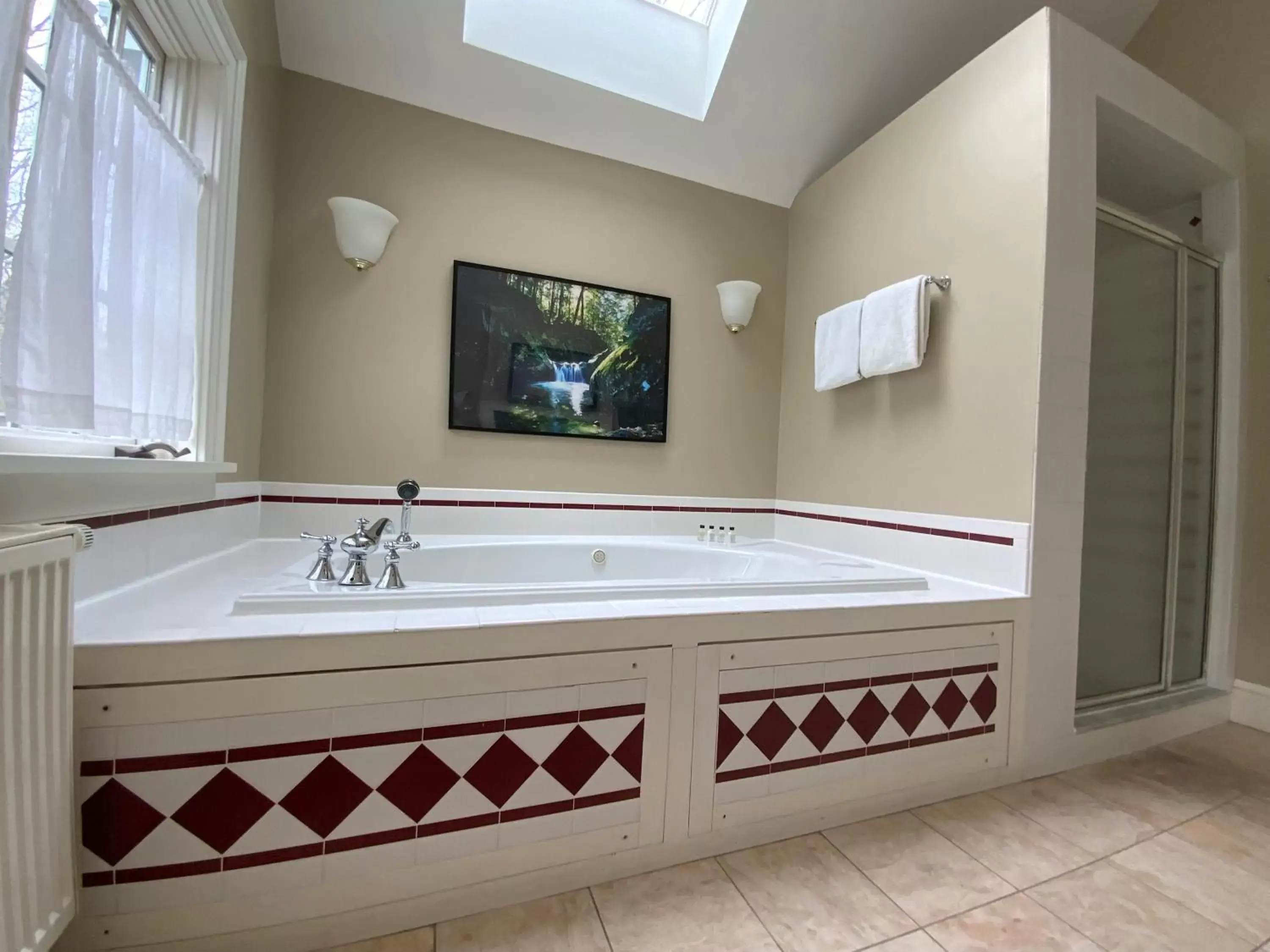 Shower, Bathroom in Four Columns Inn