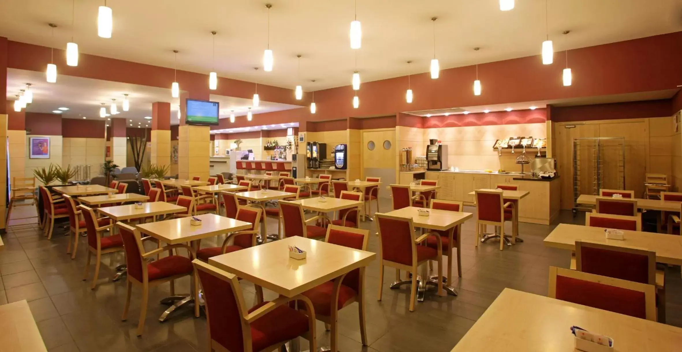 Food, Restaurant/Places to Eat in Holiday Inn Express Málaga Airport, an IHG Hotel