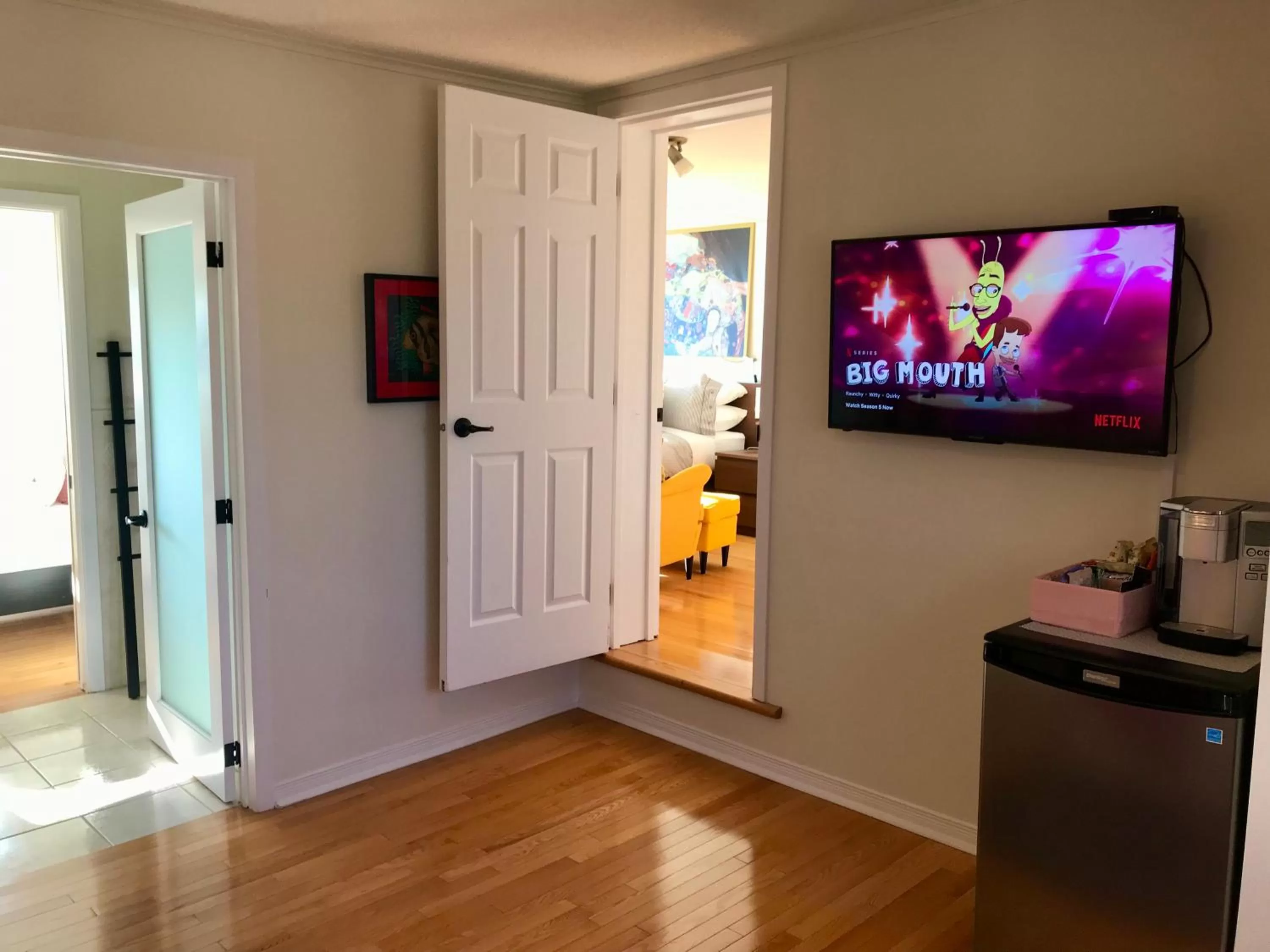 TV and multimedia, TV/Entertainment Center in Auberge Tom B&B