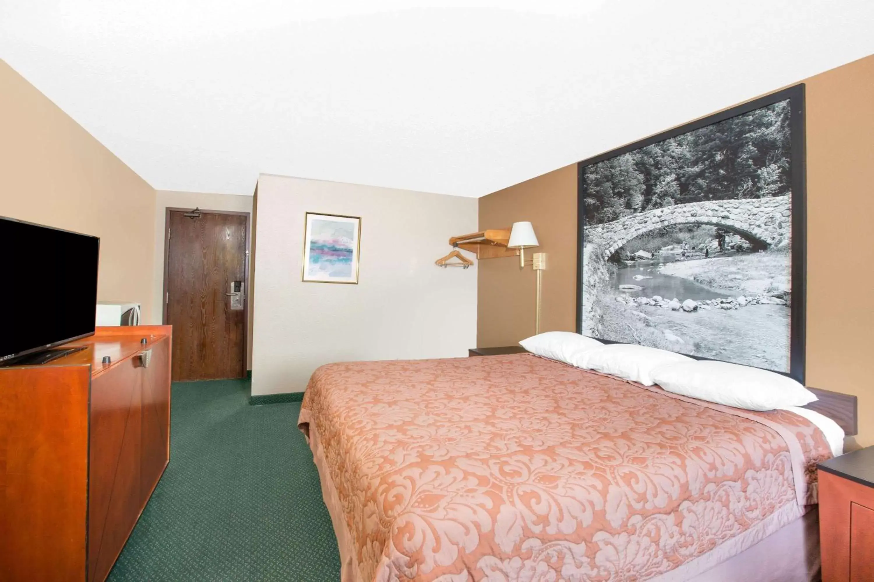 Photo of the whole room, Bed in Super 8 by Wyndham Sioux City/Morningside Area