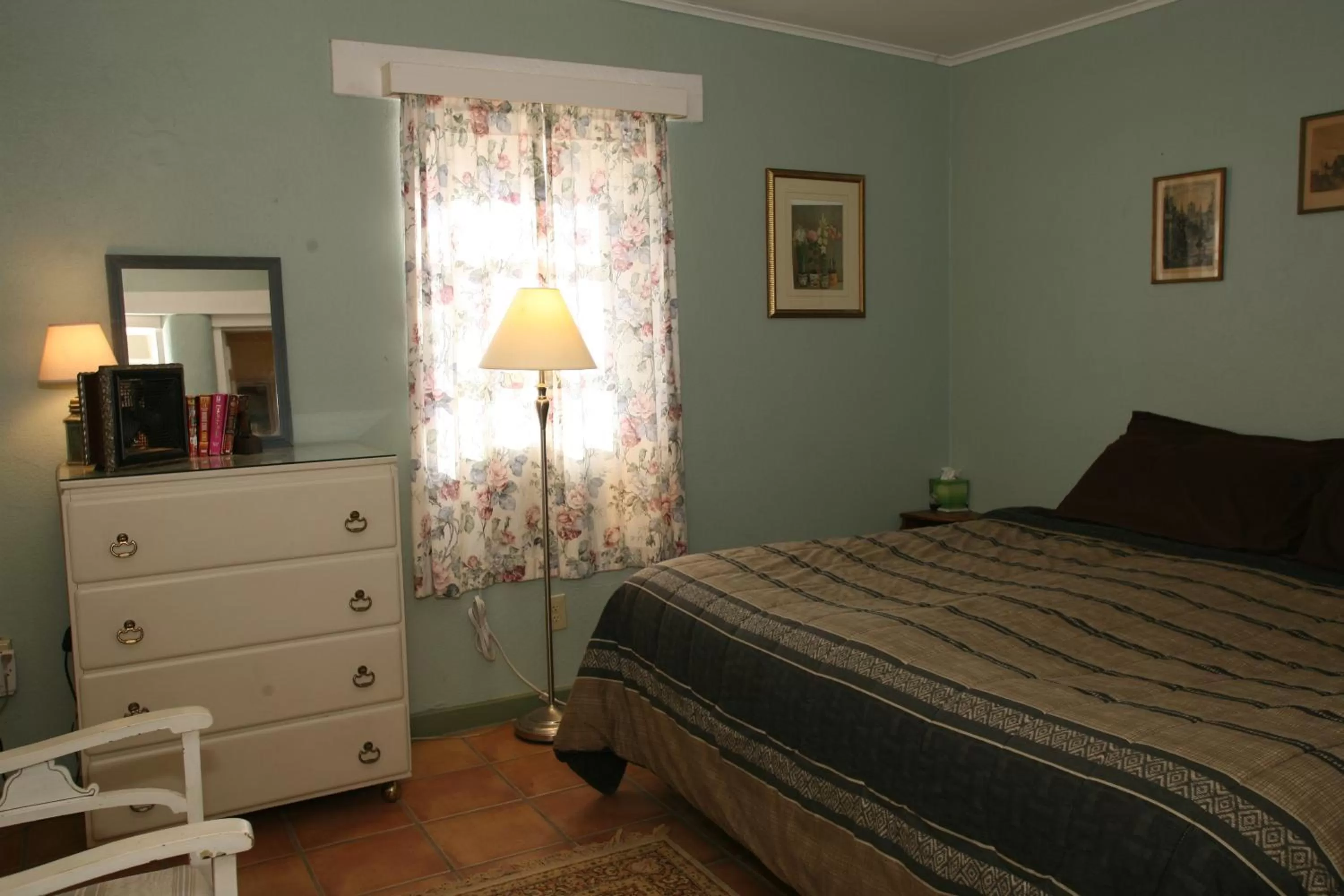 Bed in Spirit Tree Inn B&B