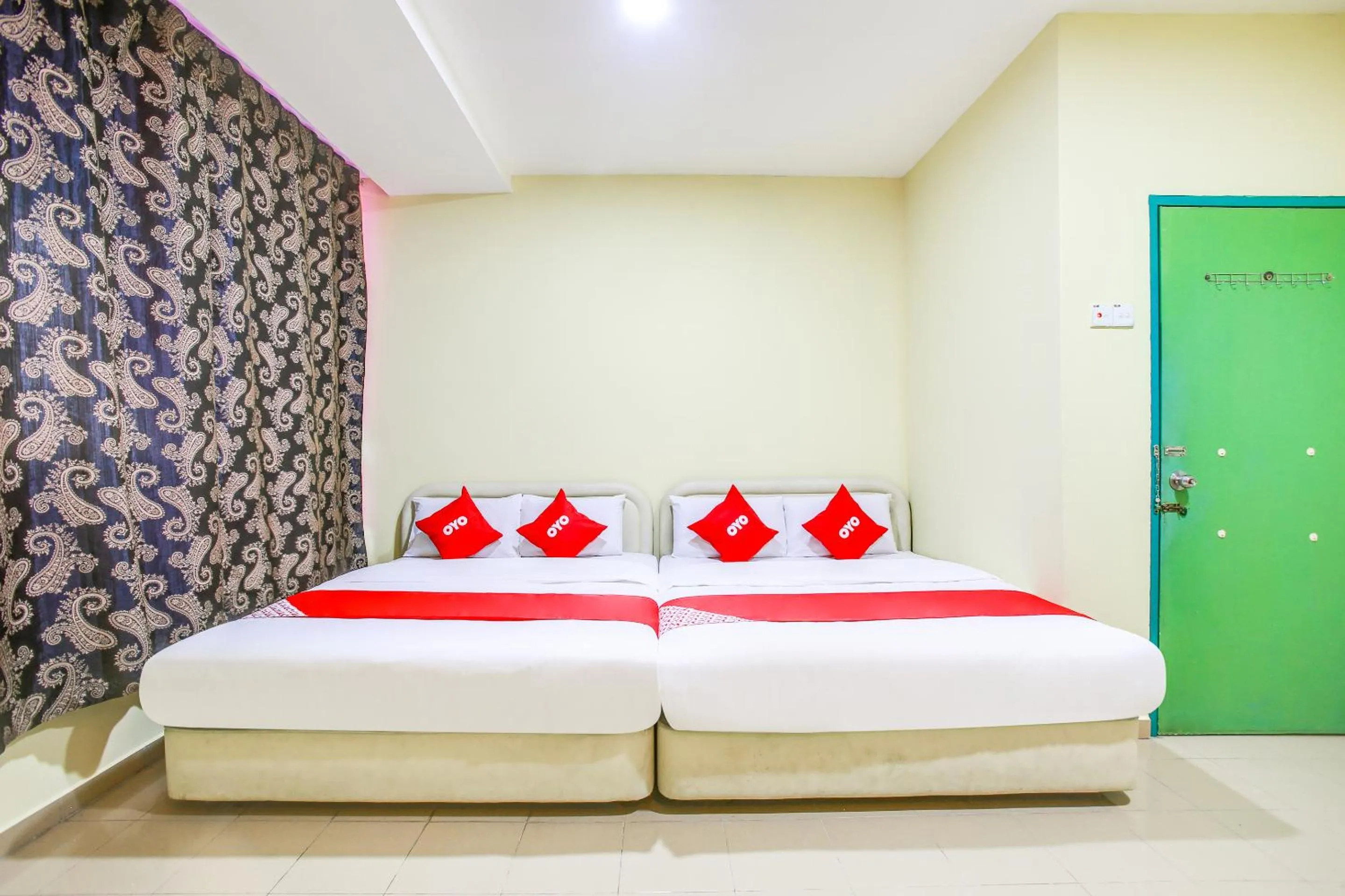 Property building, Bed in Foong Inn Hotel Banting