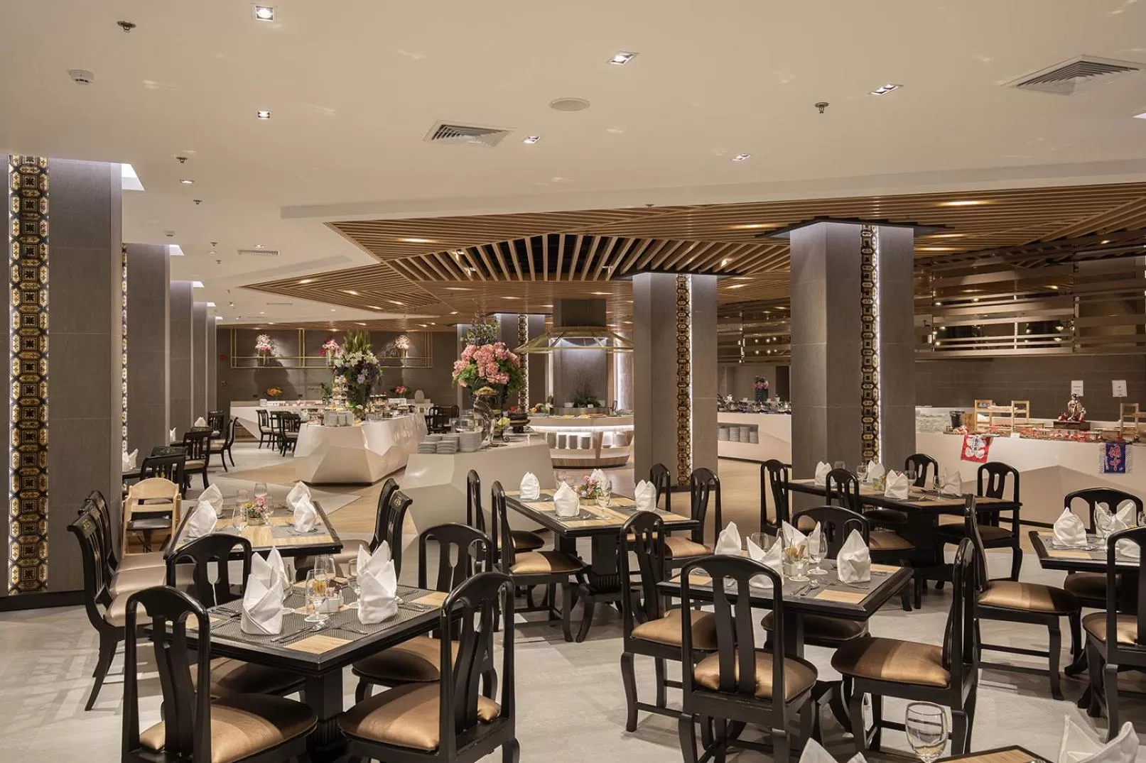 Restaurant/places to eat in The Heritage Chiang Rai Hotel and Convention