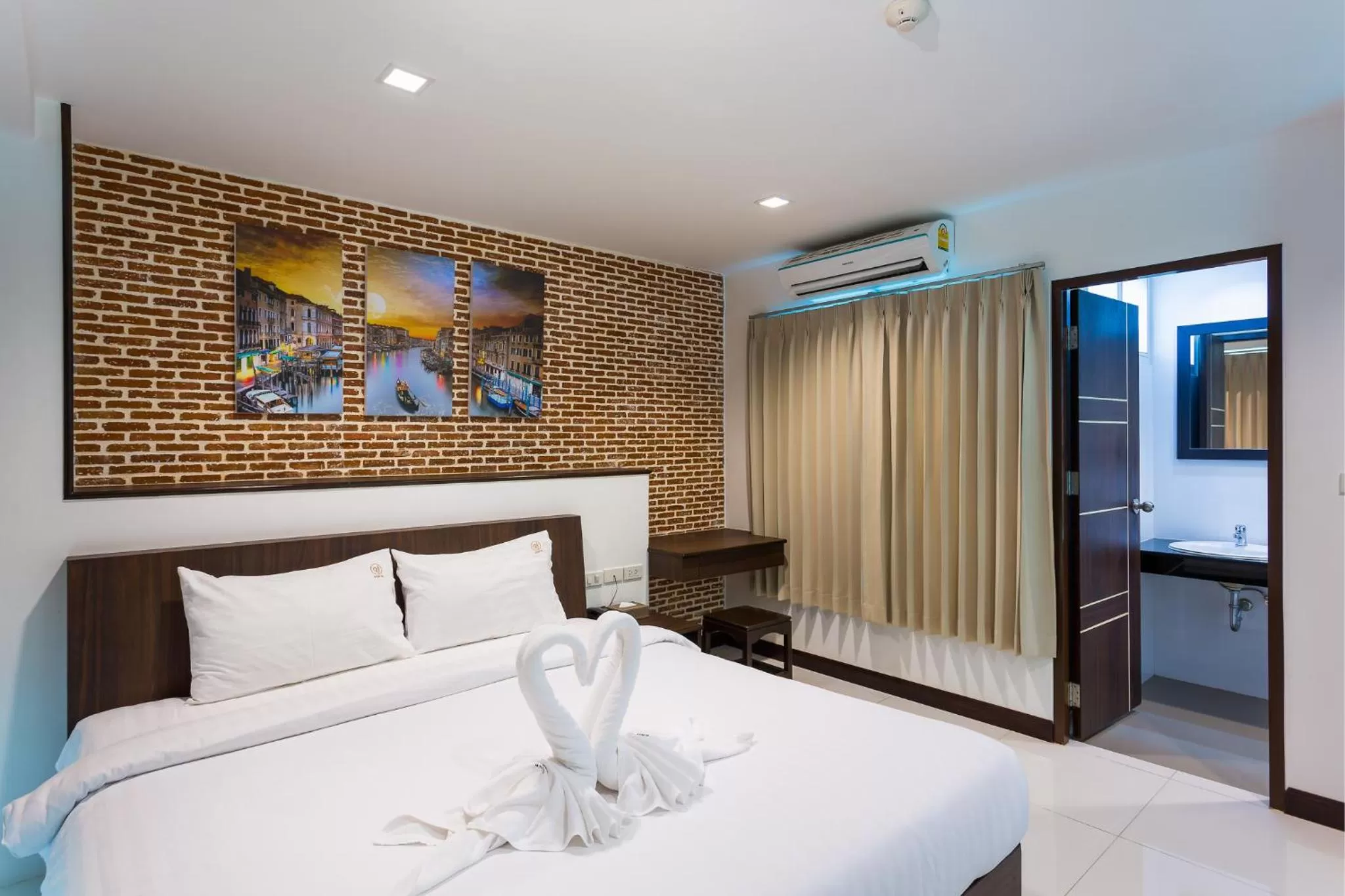 Photo of the whole room, Bed in U Hatyai Hotel
