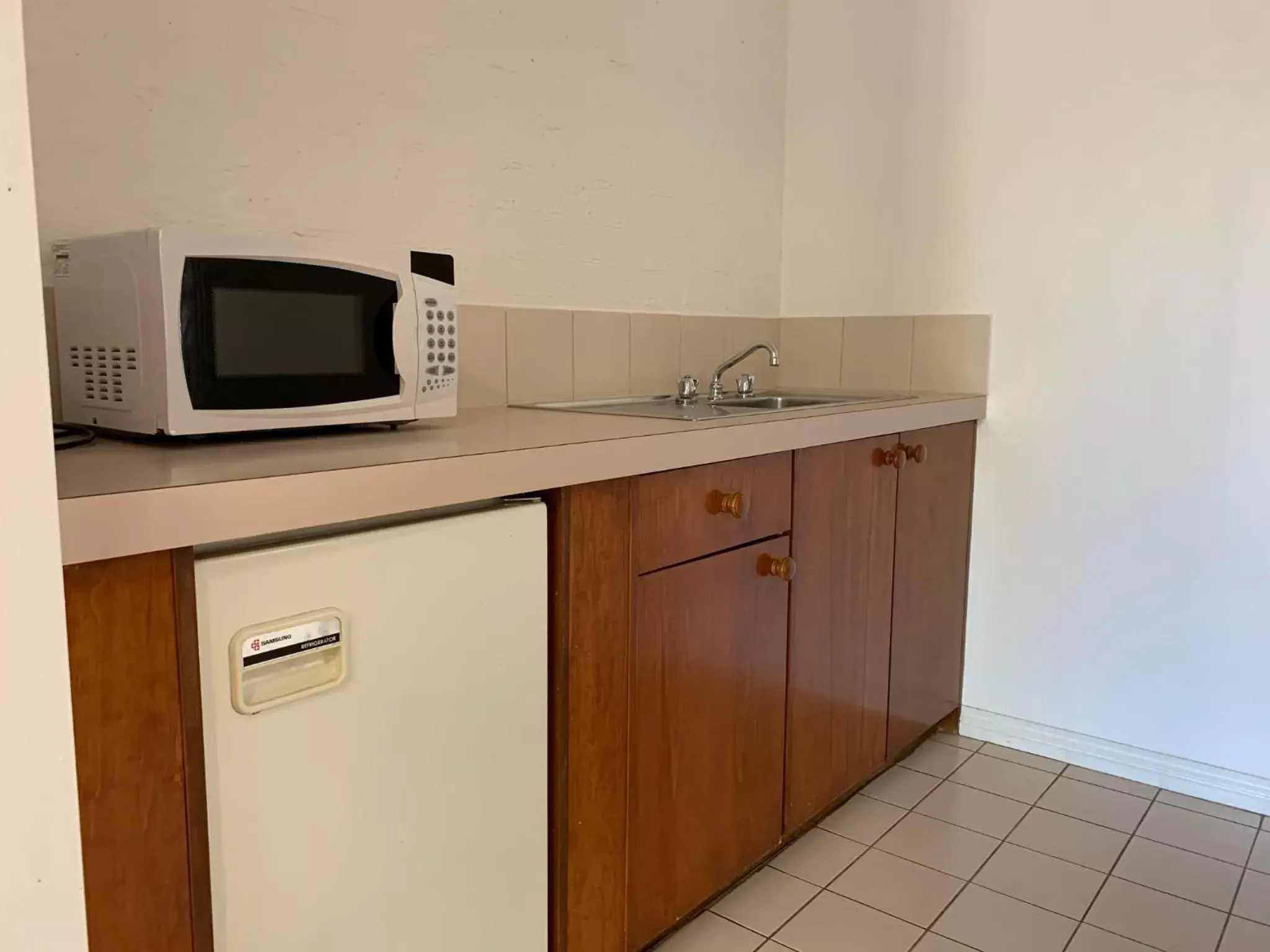 Kitchen or kitchenette, Kitchen/Kitchenette in Swaggers Motor Inn