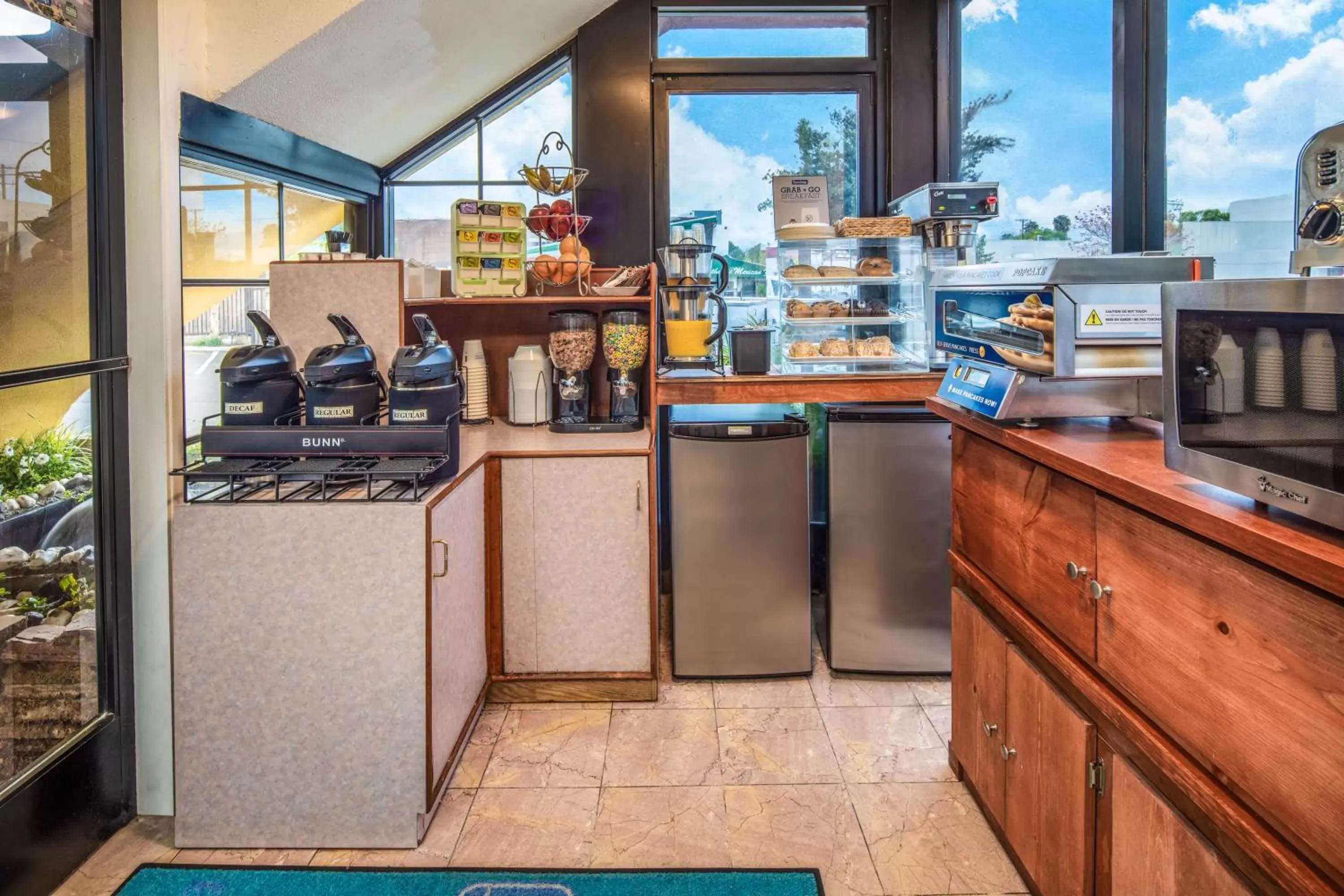 Continental breakfast, Kitchen/Kitchenette in Travelodge by Wyndham Burbank-Glendale