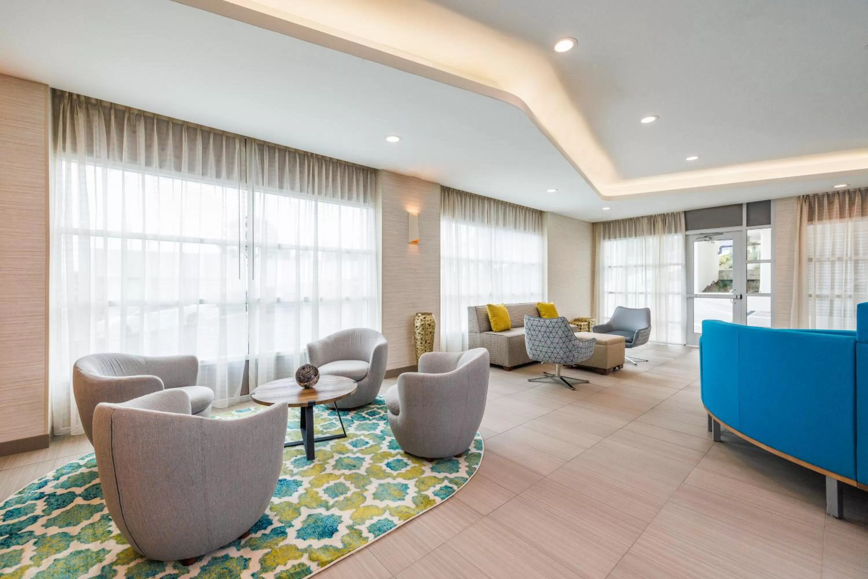 Communal lounge/ TV room in Hyatt Place San Carlos