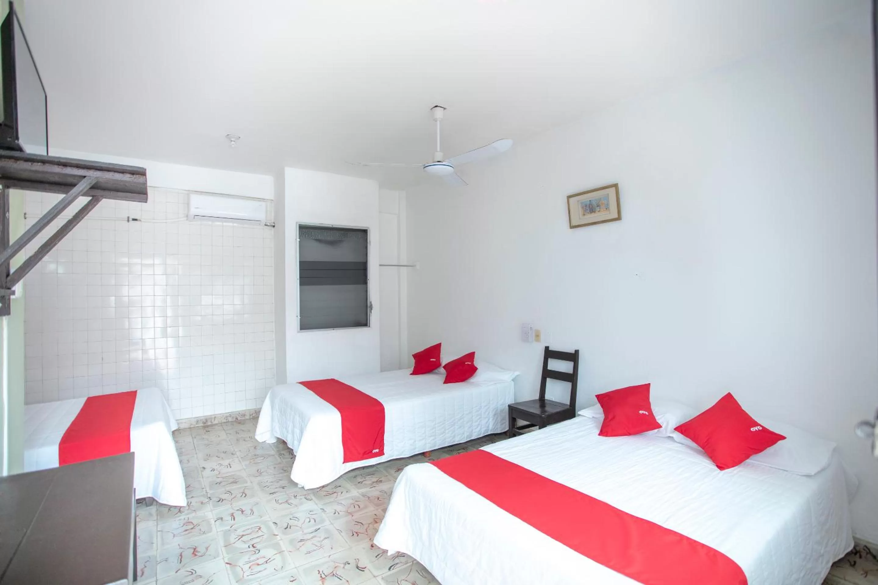 Bedroom, Bed in OYO Hotel Cristal,Museum of Mayan culture,Chetumal