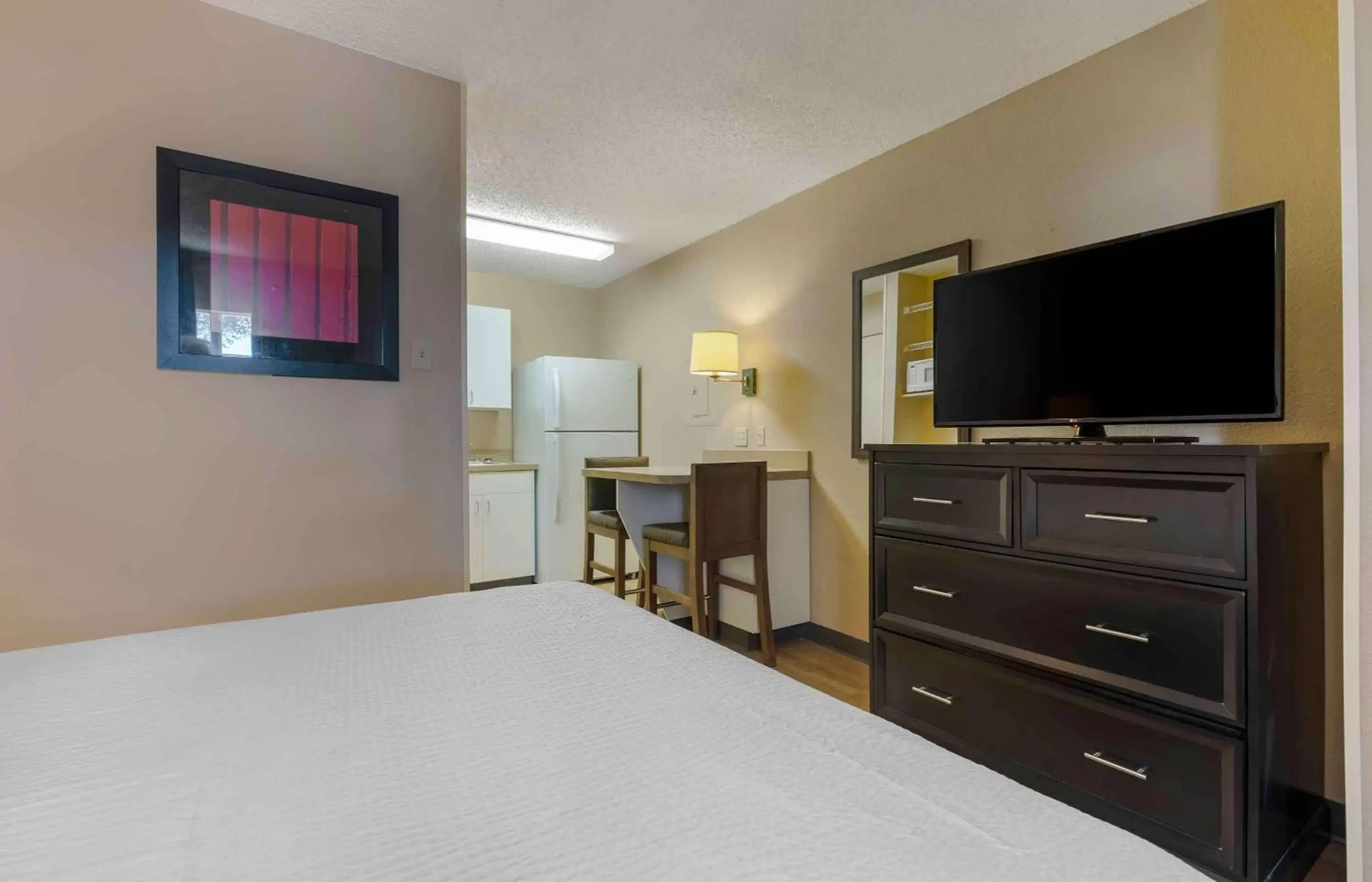 Bedroom, TV/Entertainment Center in Extended Stay America Suites - Arlington