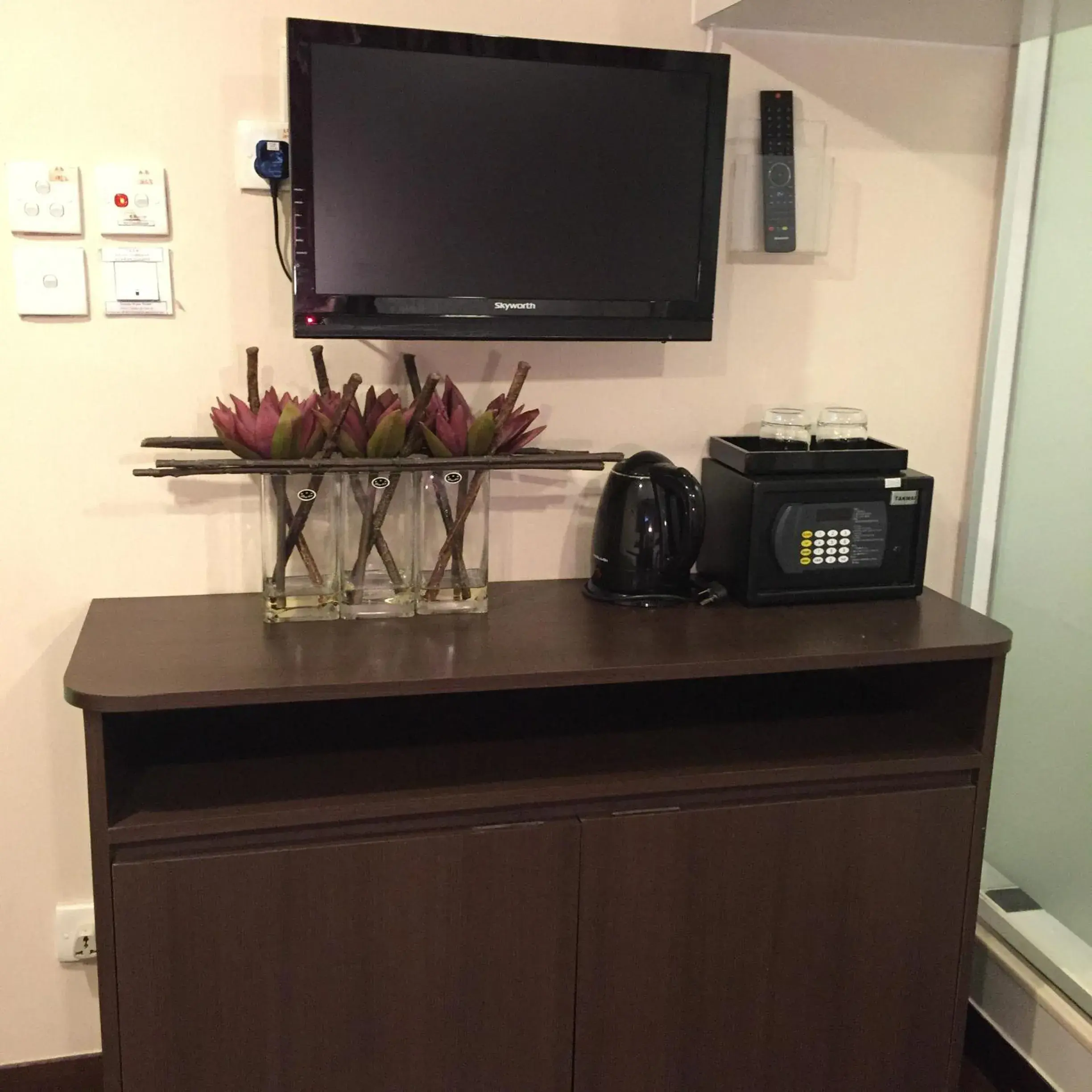 TV and multimedia, TV/Entertainment Center in Seasons Hotel – Causeway Bay