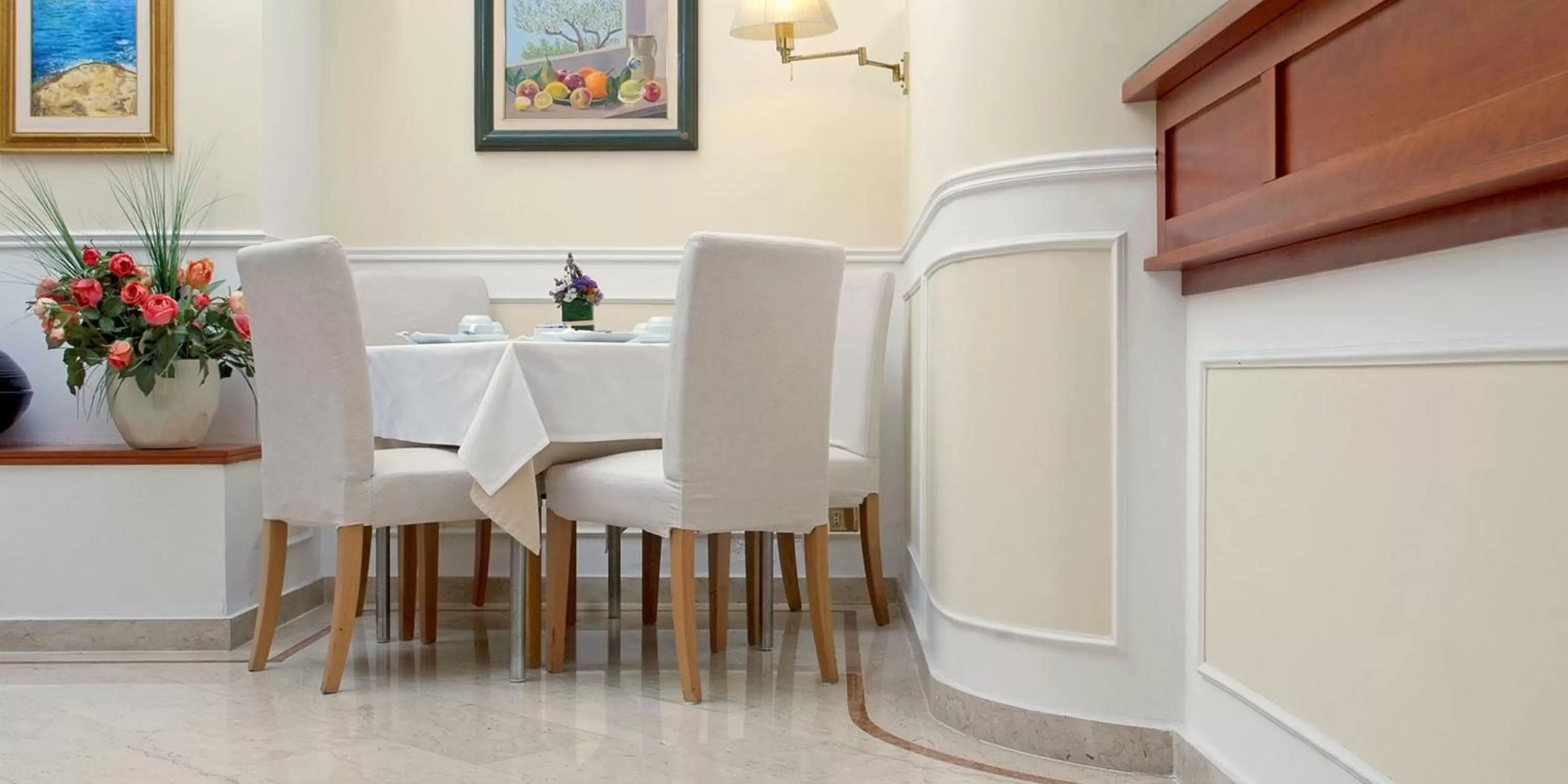 Communal lounge/ TV room in Hotel Plaza