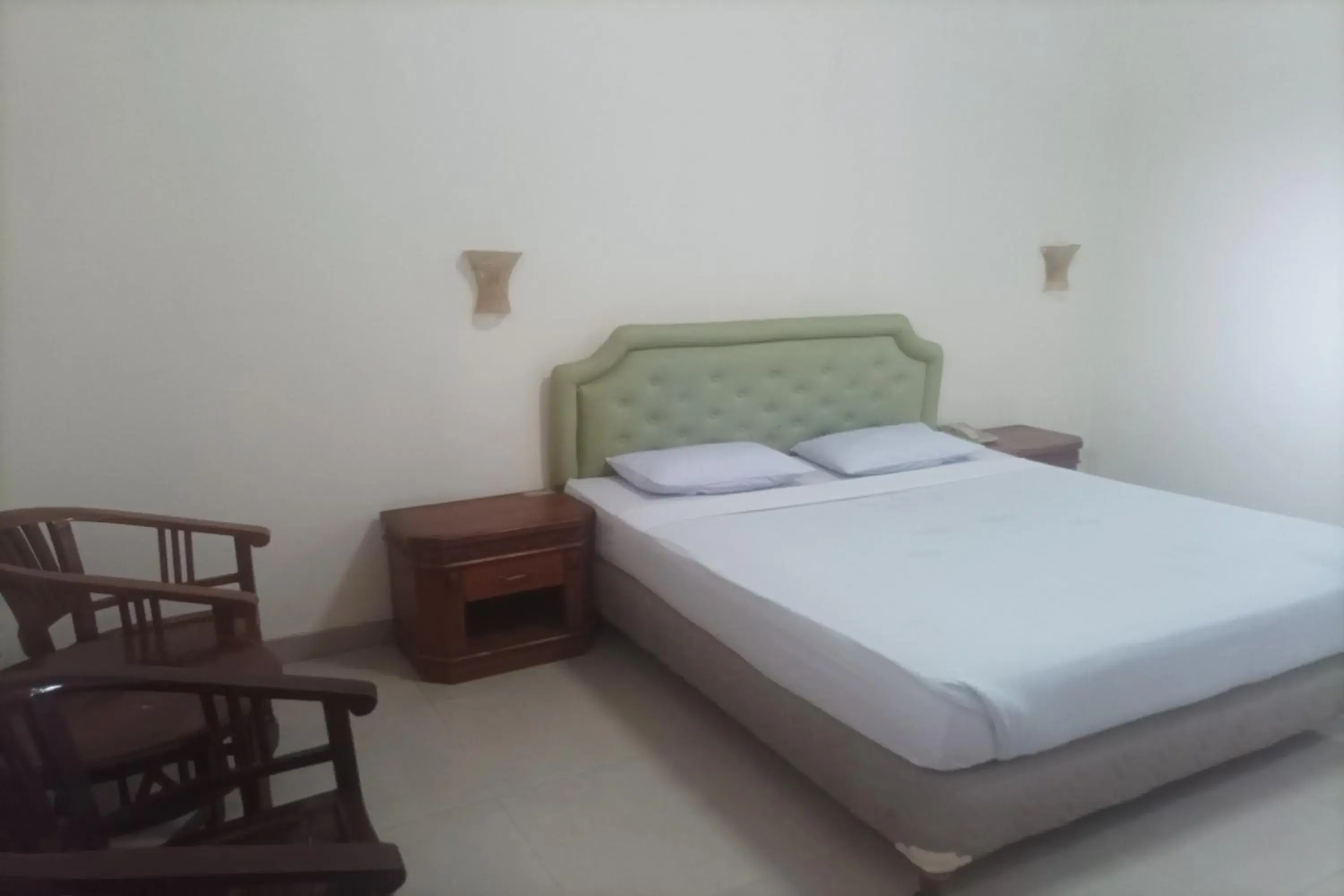 Bedroom, Bed in RedDoorz Plus near Alun Alun Kejaksan Cirebon