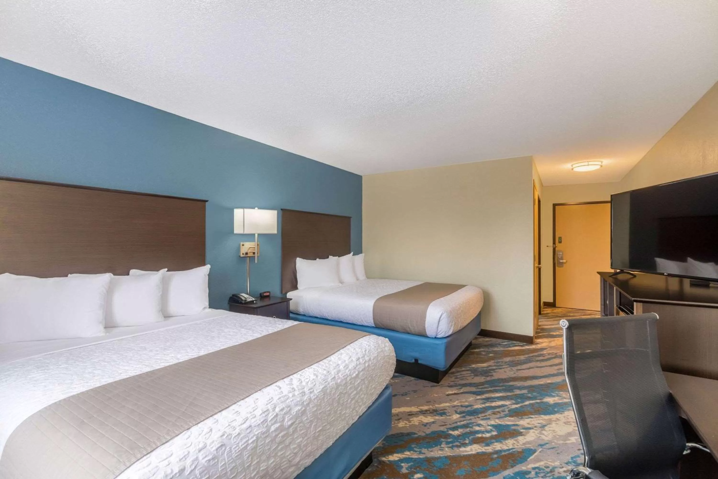 Photo of the whole room, Bed in AmericInn by Wyndham Prairie du Chien