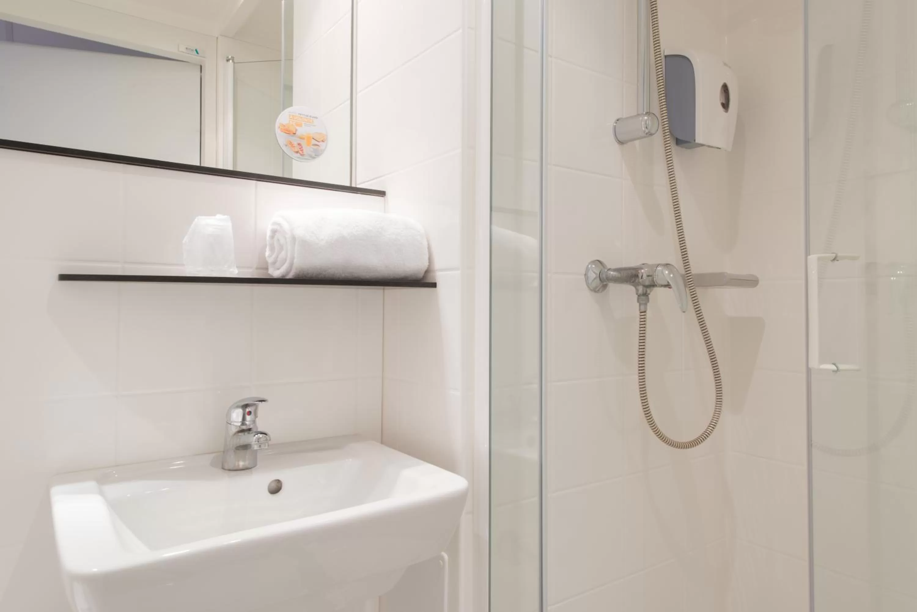 Bathroom in Hôtel Eco La Rochelle Centre les Minimes