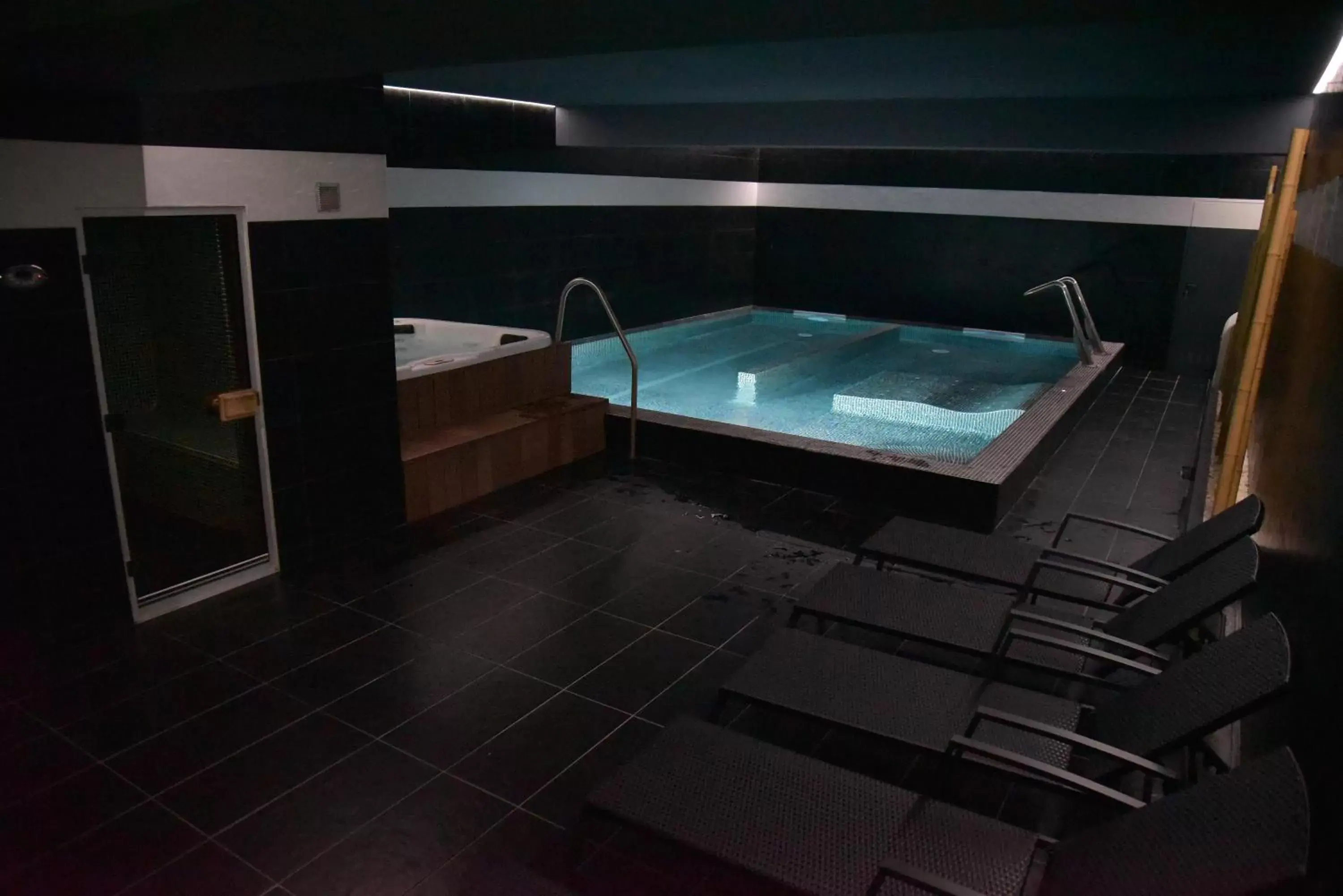 Hot Tub in Douro Marina Hotel & SPA