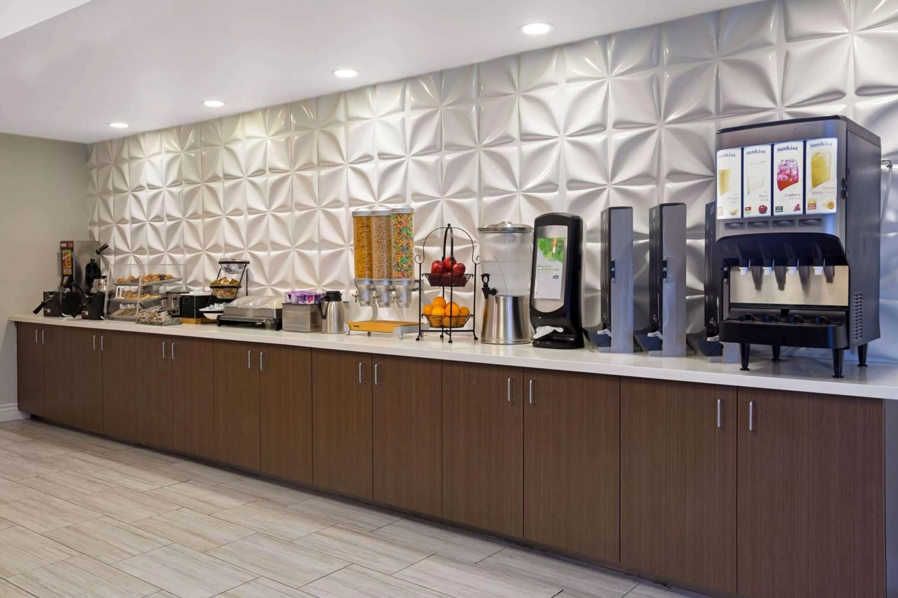 Restaurant/places to eat in La Quinta by Wyndham Visalia/Sequoia Gateway