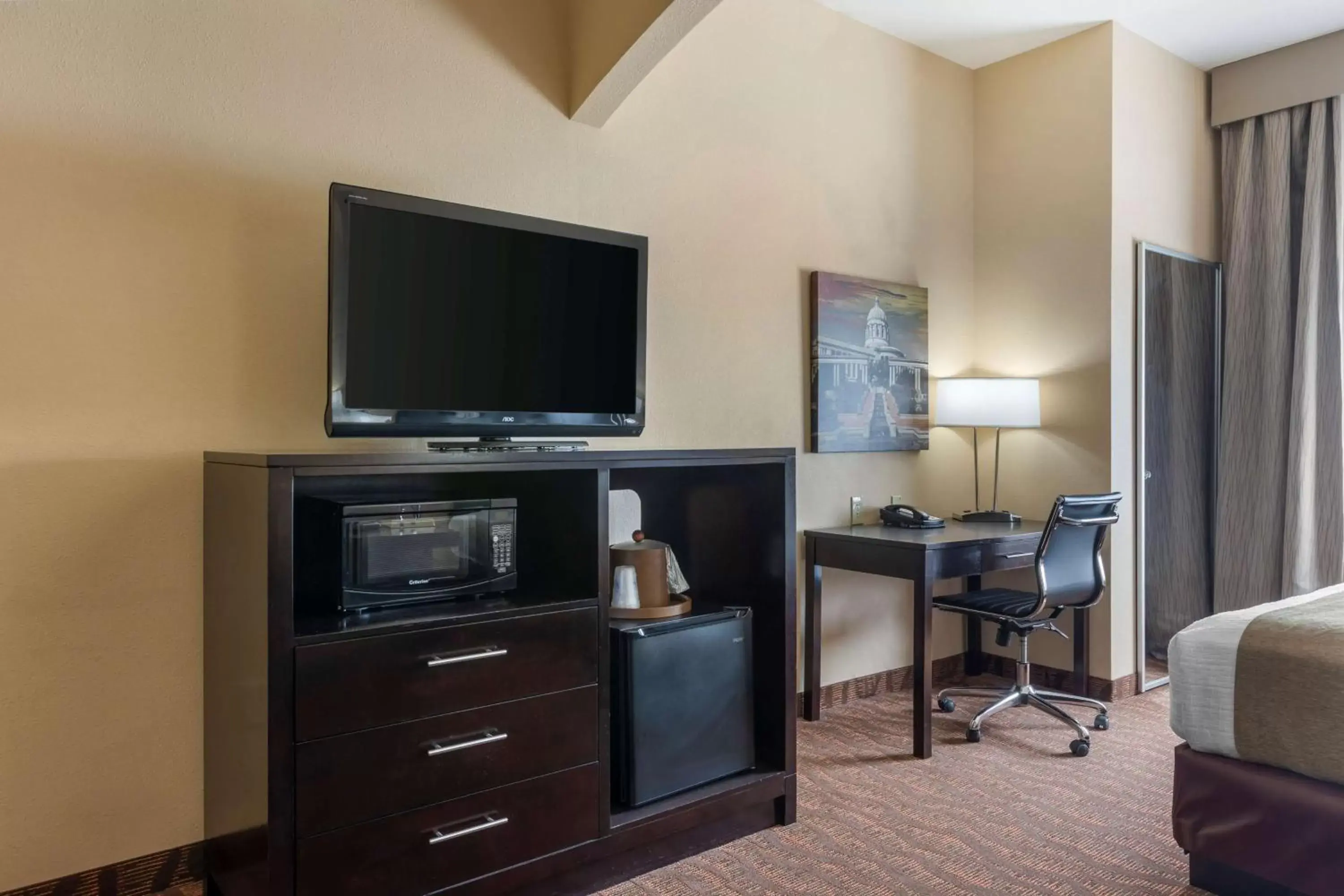 Bedroom, TV/Entertainment Center in Best Western Plus Capital Inn