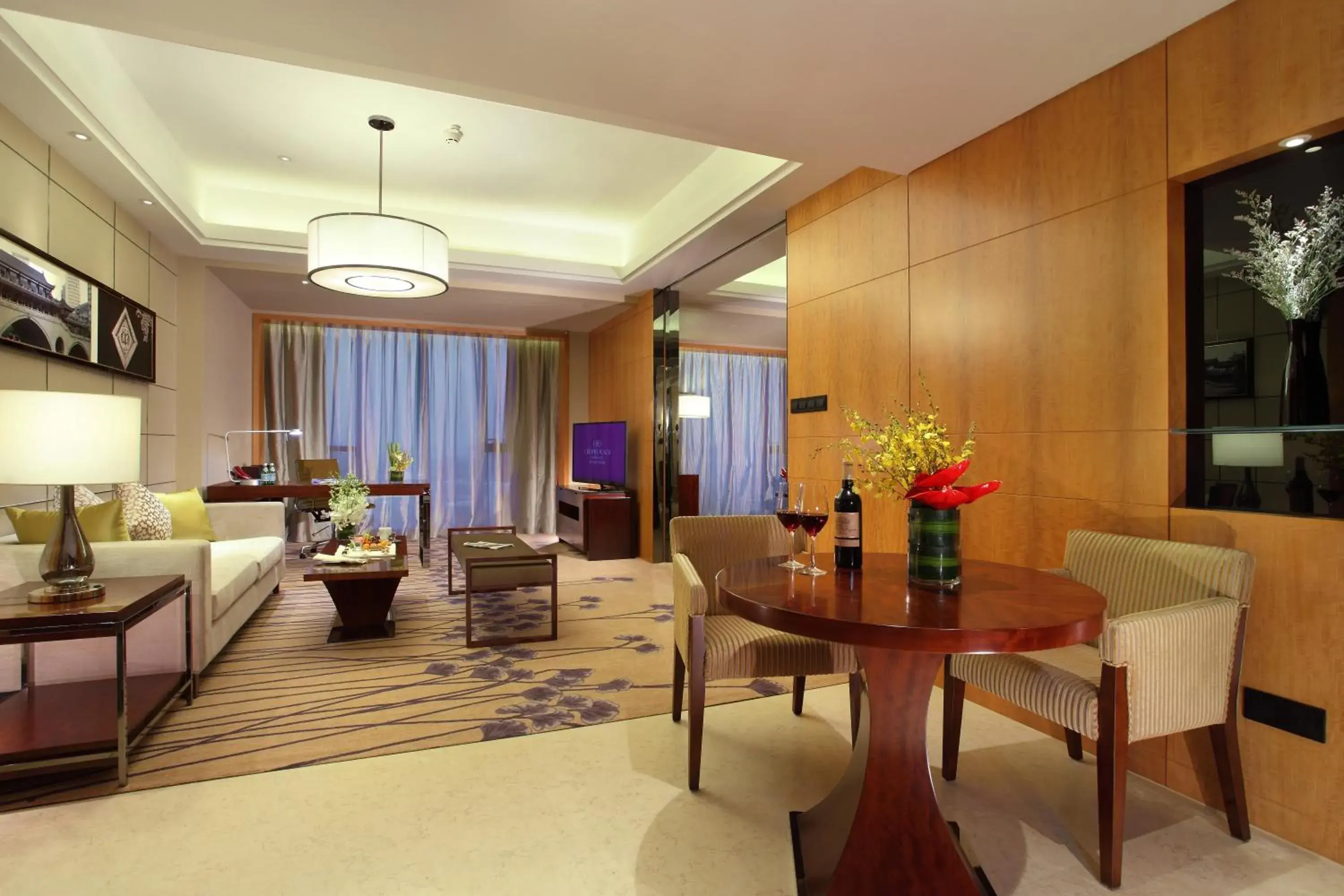 Photo of the whole room, Dining Area in Crowne Plaza Chengdu West, an IHG Hotel