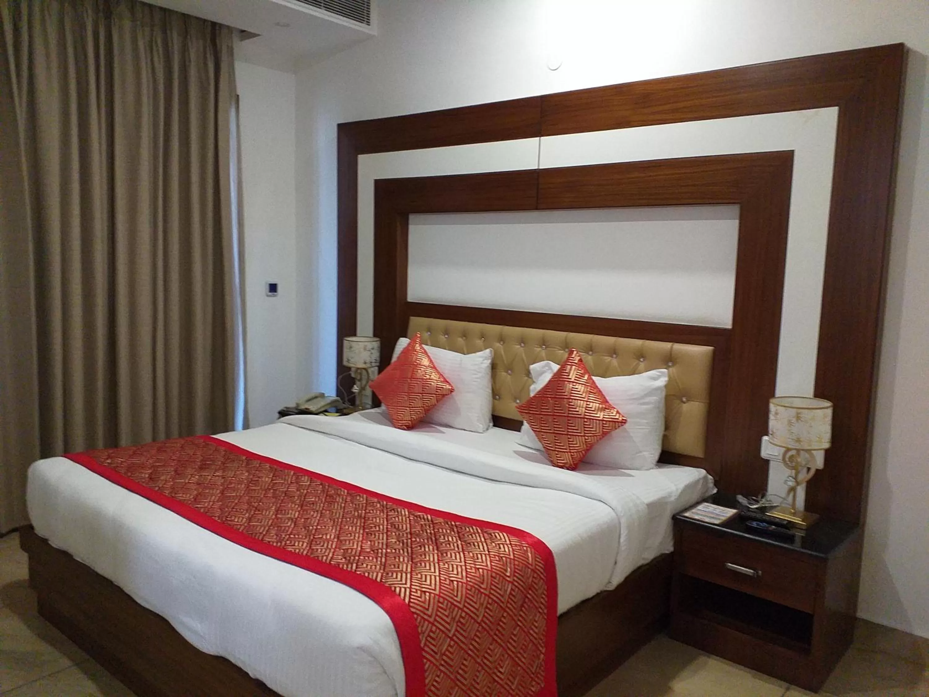 Bed in Grand Hotel Nawanshahr
