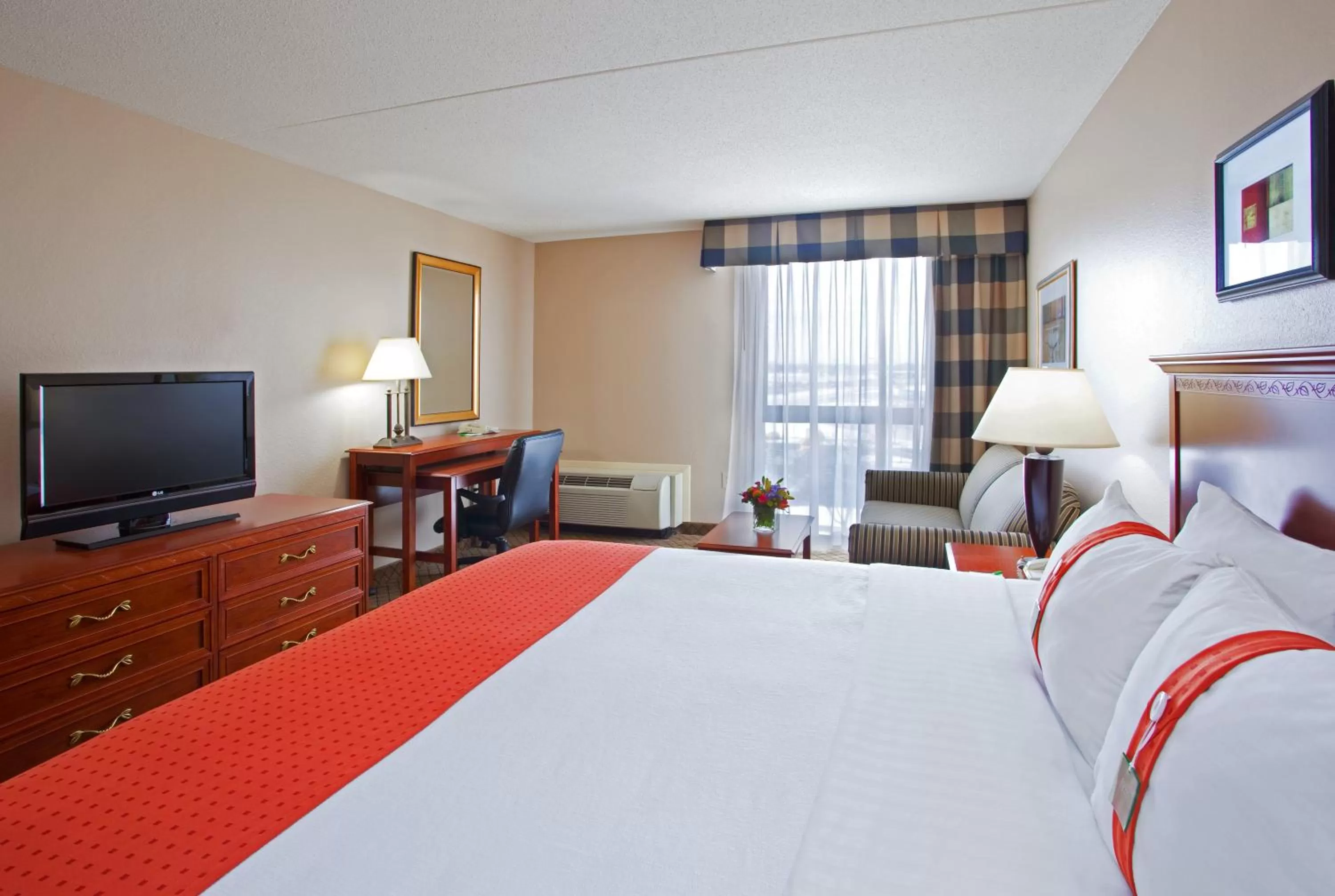 Photo of the whole room, Bed in Holiday Inn Cincinnati-Eastgate by IHG