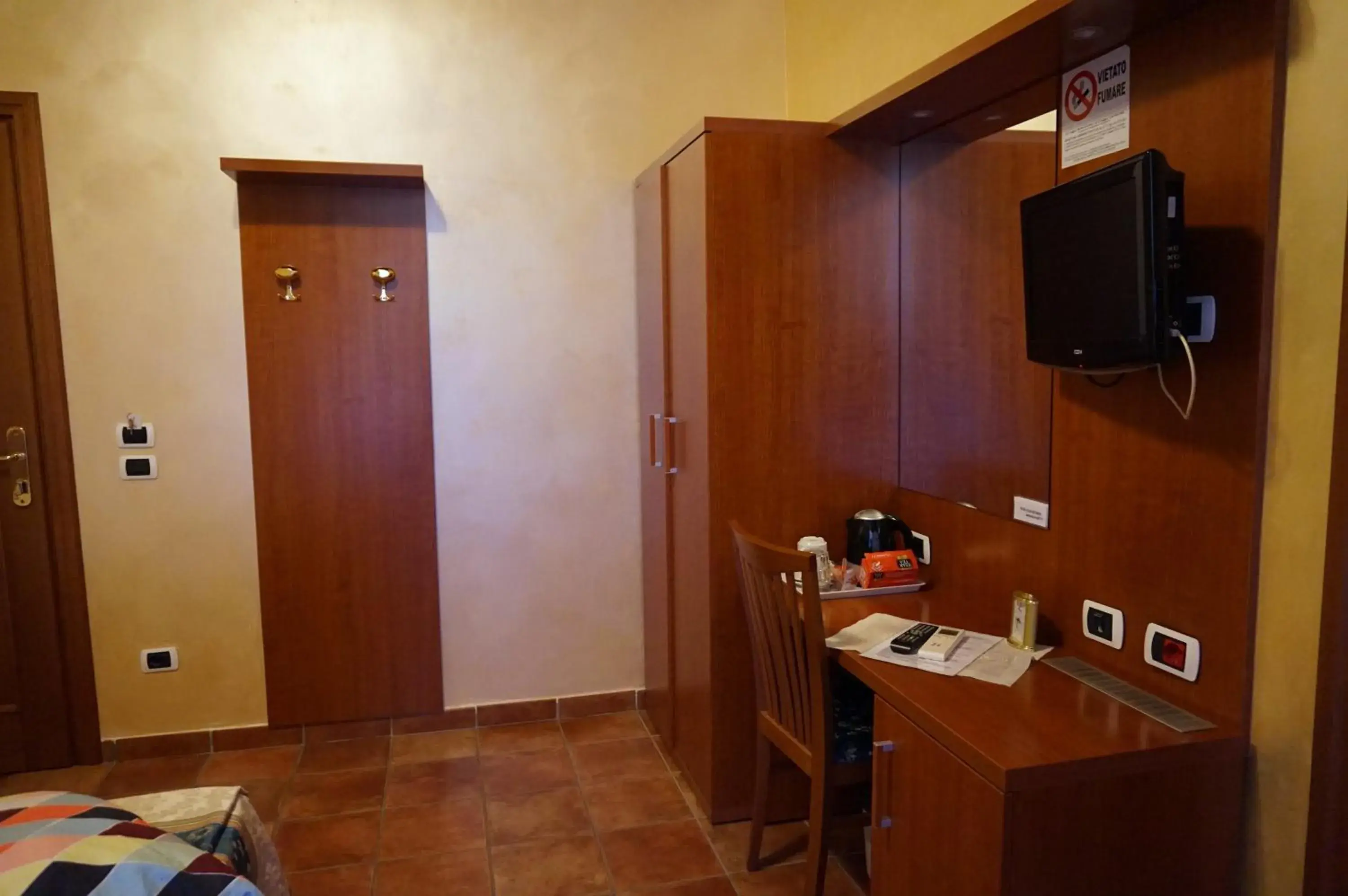 TV and multimedia, Bathroom in Hotel Maryelen