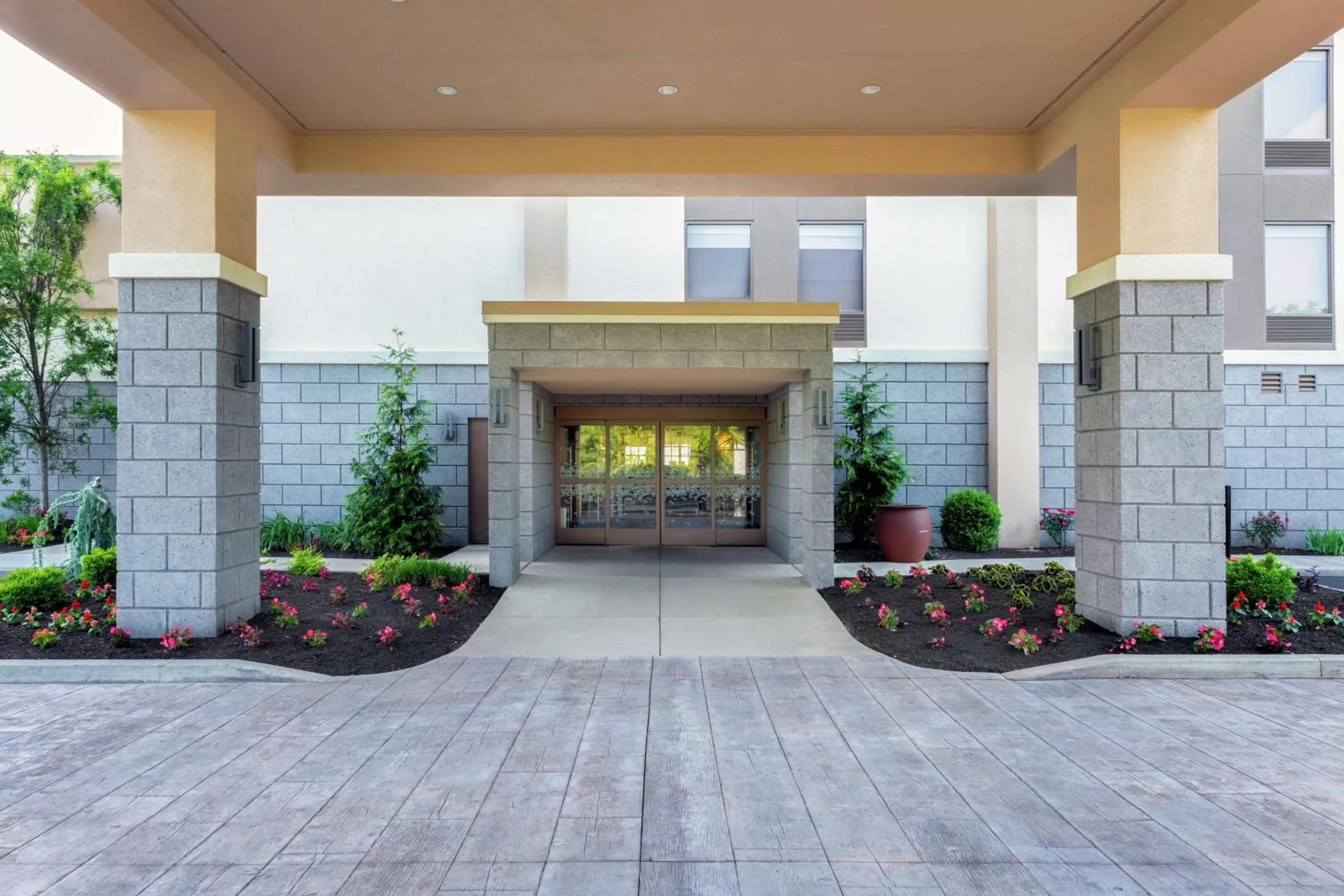 Property building in Hampton Inn Bedford