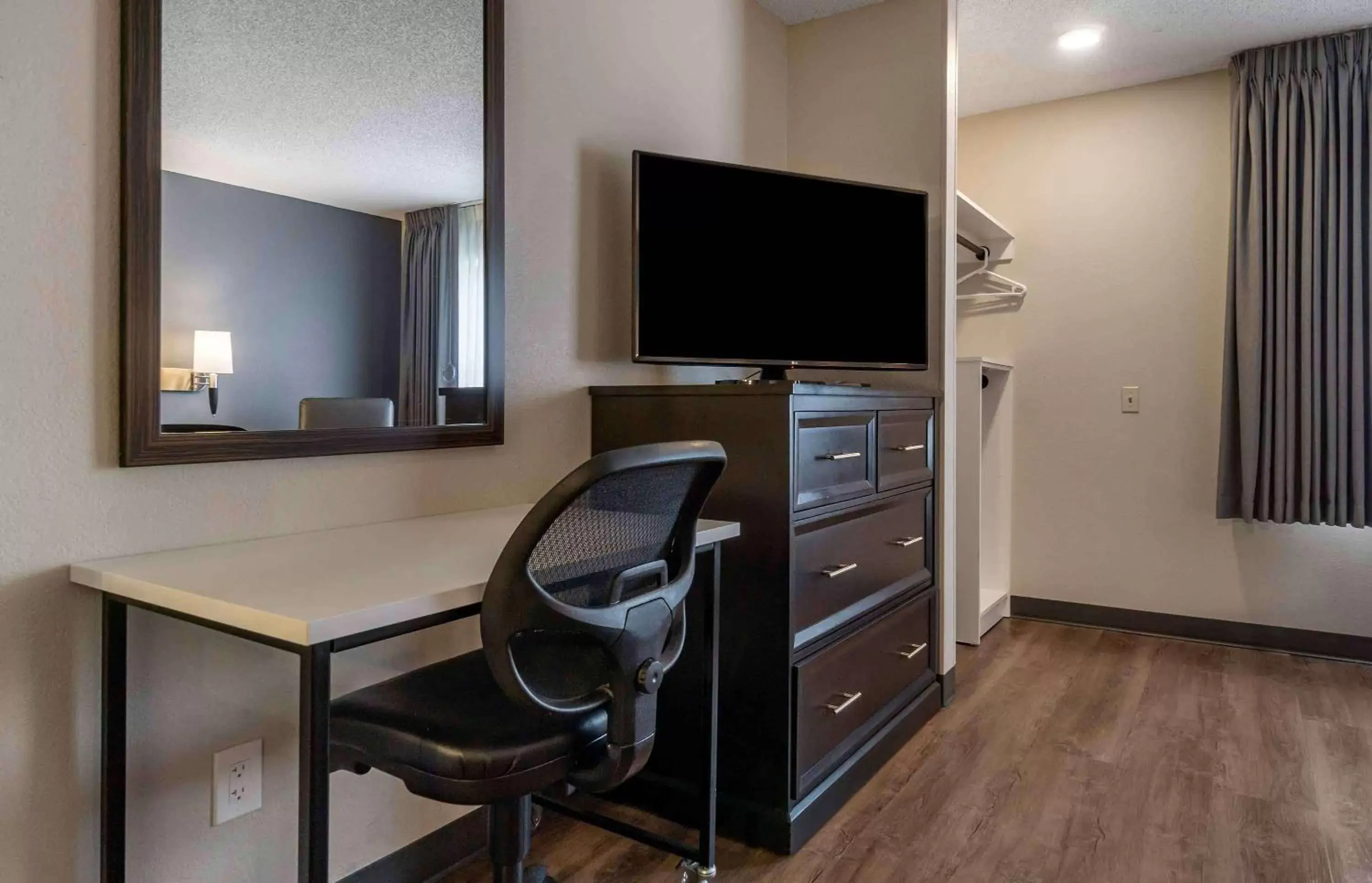 Bedroom, TV/Entertainment Center in Extended Stay America Premier Suites - Seattle - Bellevue - Downtown