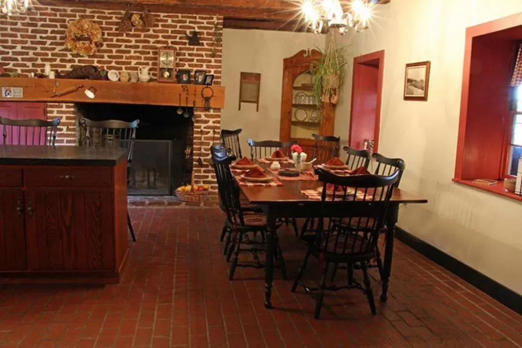 Dining area in Brownstone Colonial Inn