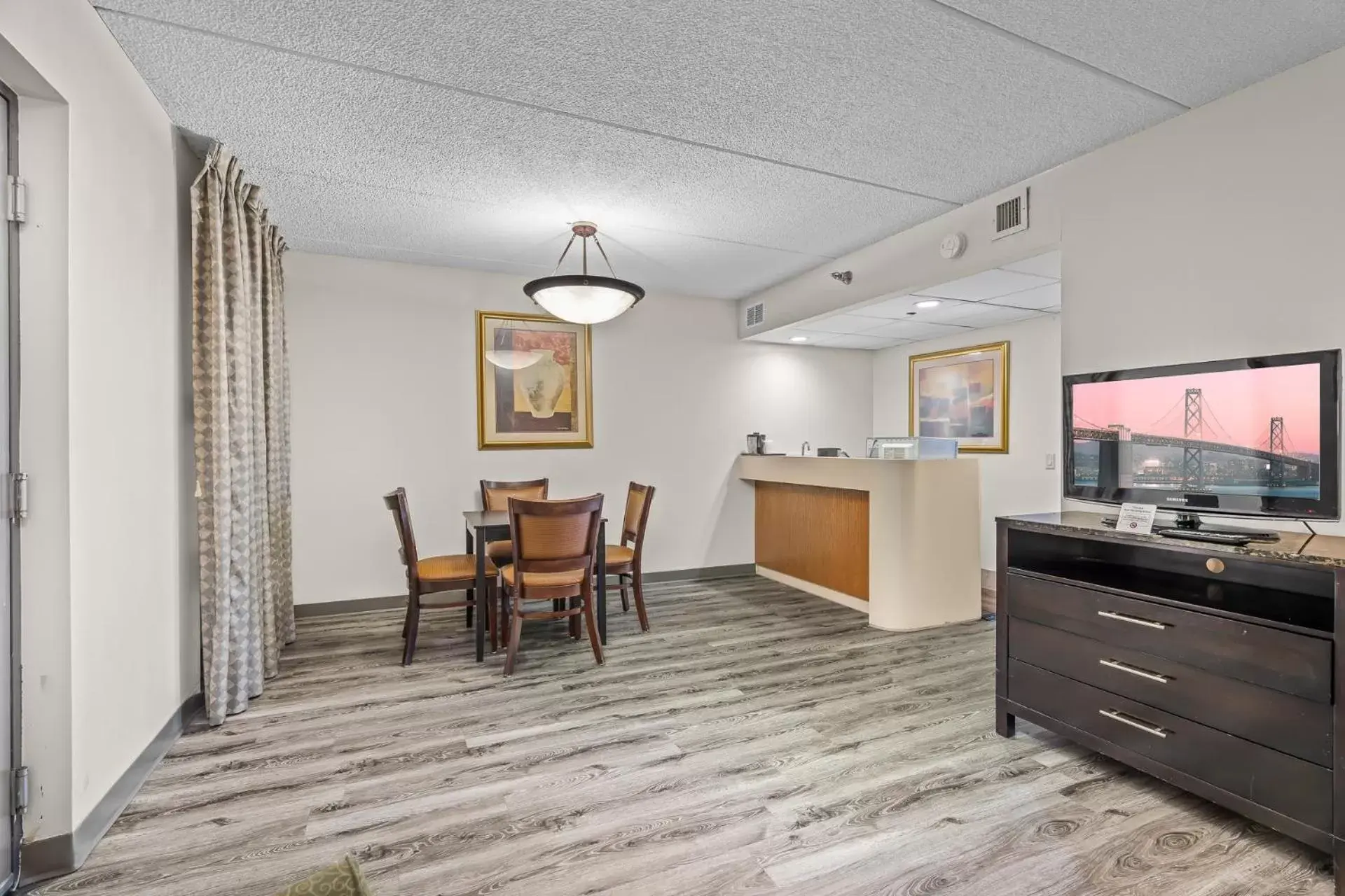 Dining area, TV/Entertainment Center in Quality Inn & Suites Mall of America - MSP Airport