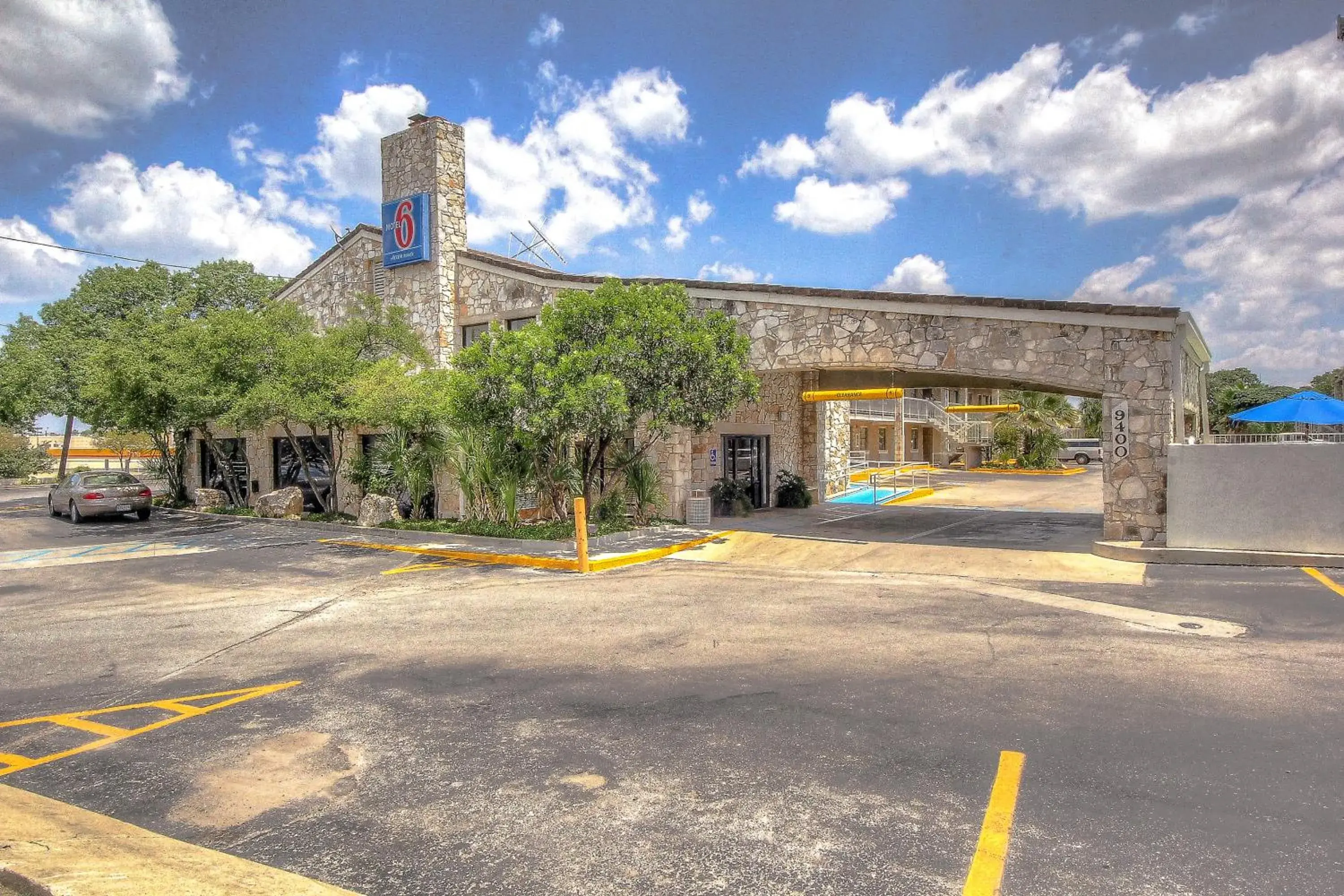 Facade/entrance, Property Building in Motel 6-San Antonio, TX - Northwest Medical Center