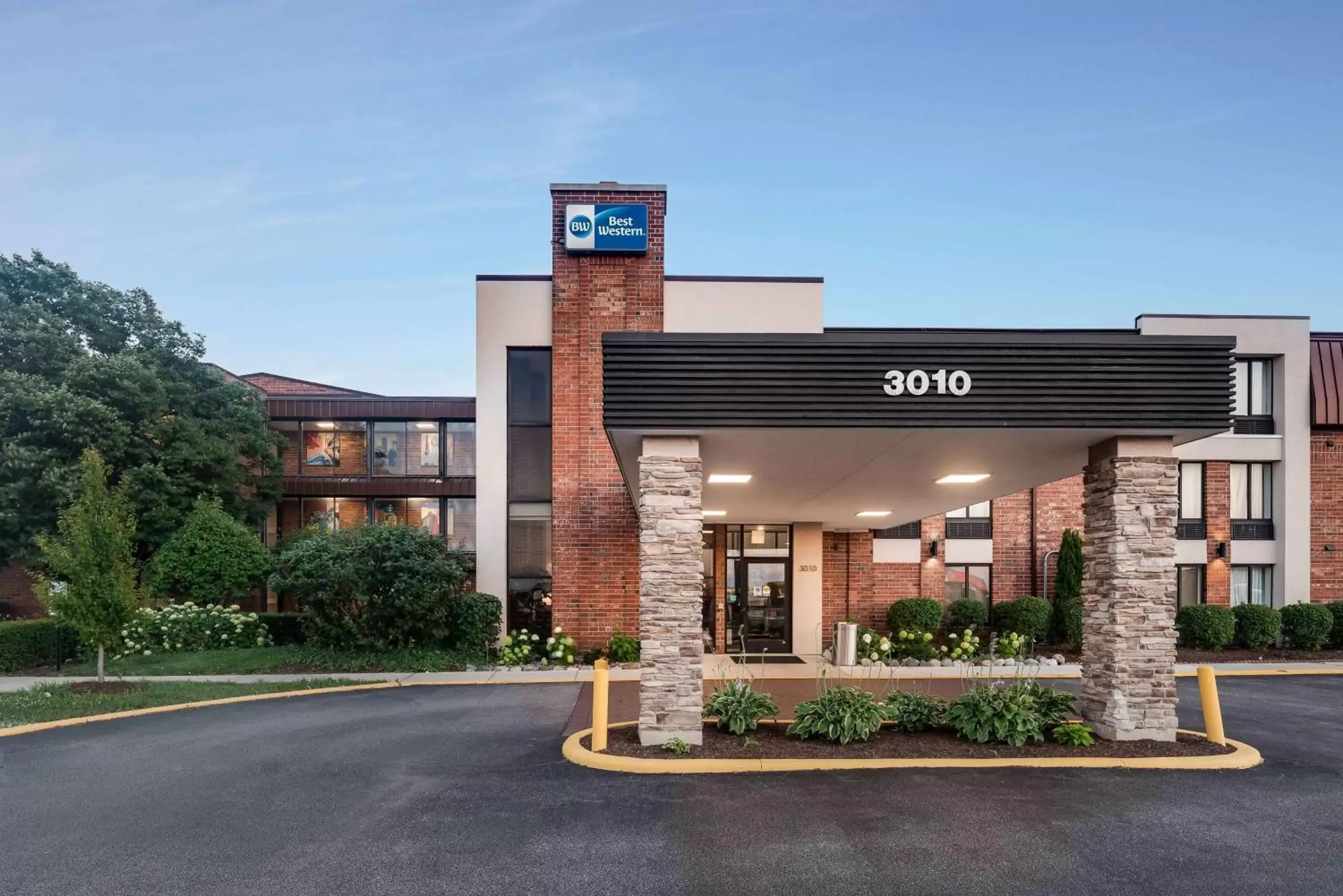 Property Building in Best Western Chicago - Downers Grove
