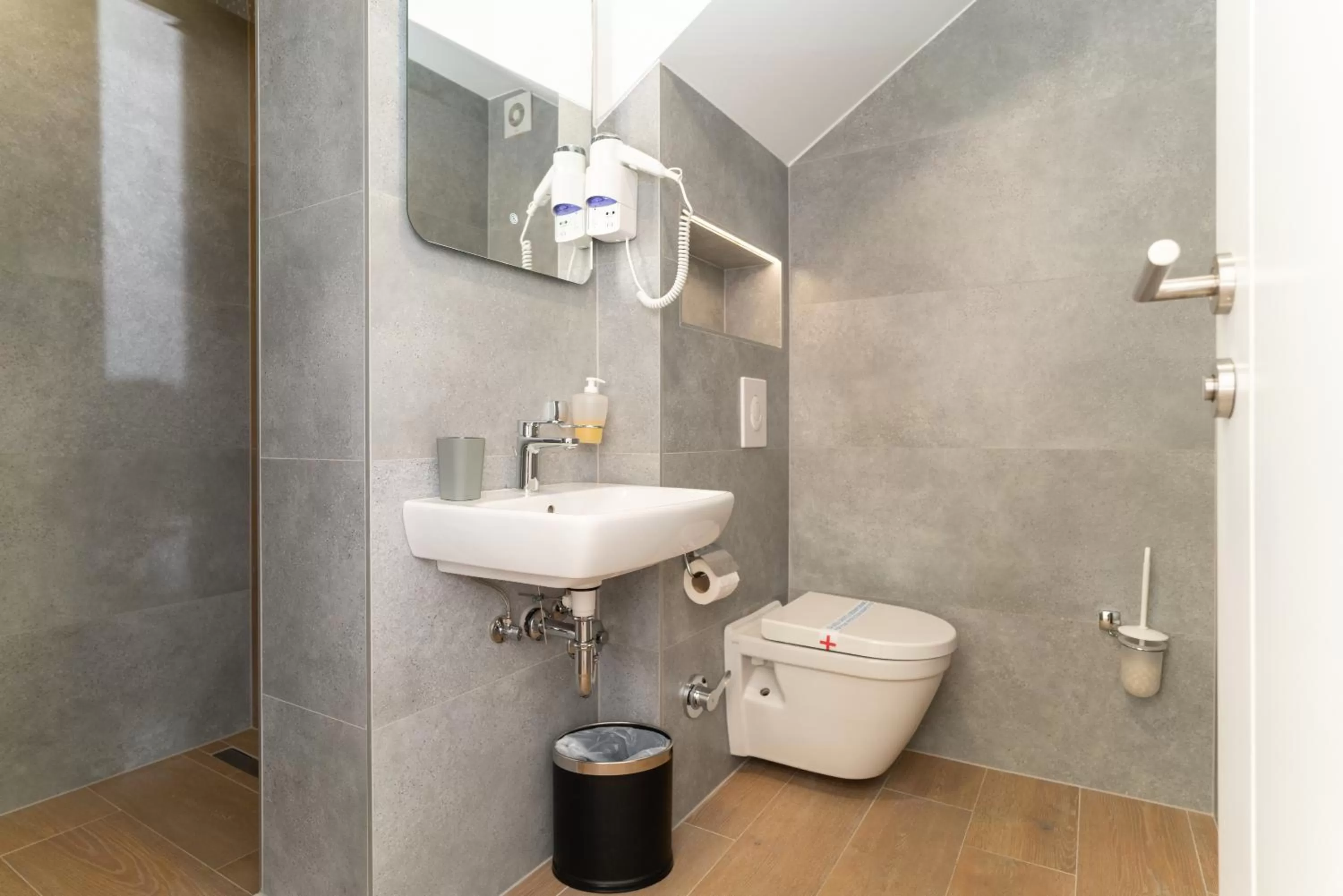 Shower in Ornament Hotel and Apartments