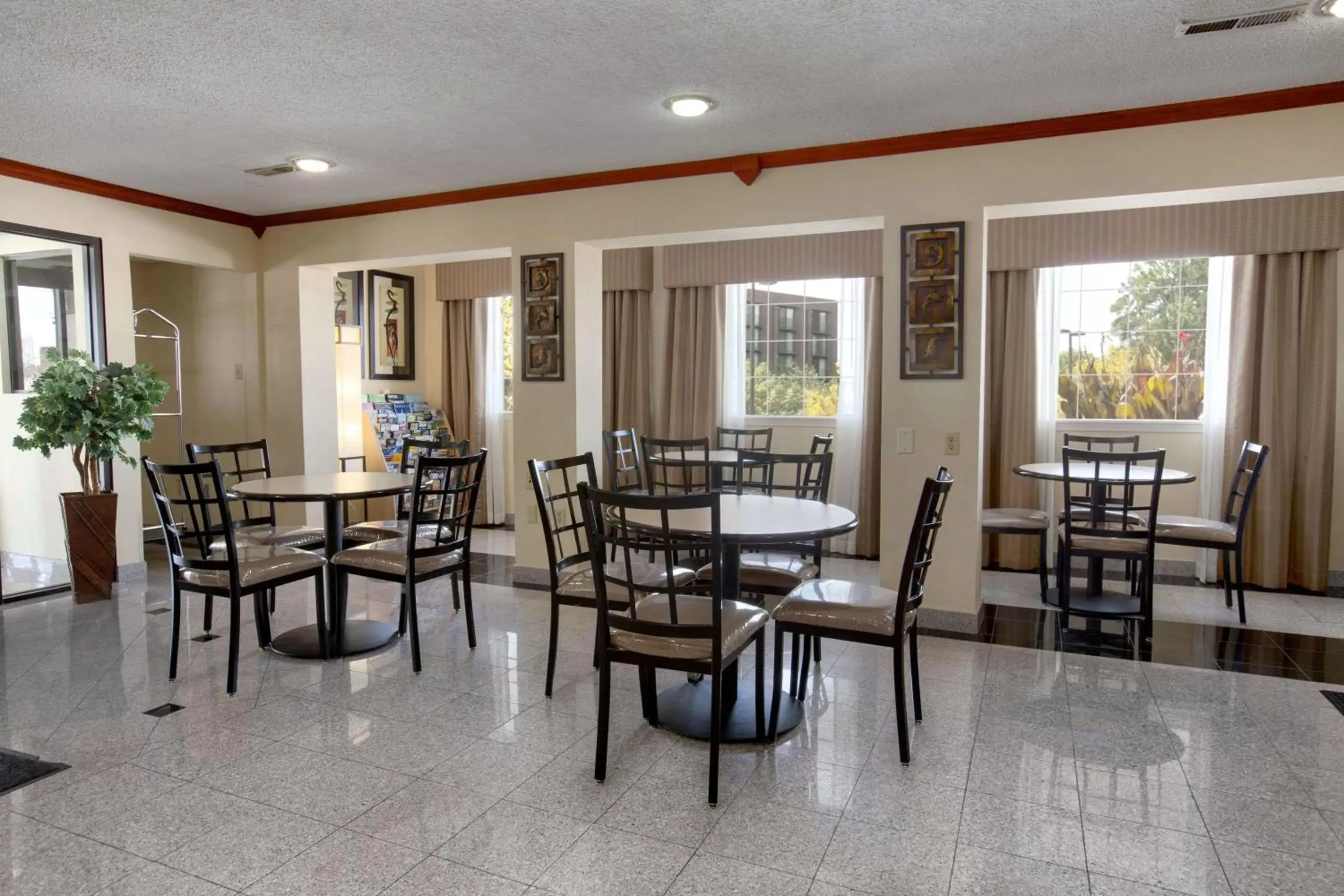 Lobby or reception, Restaurant/Places to Eat in Baymont by Wyndham Oklahoma City Airport