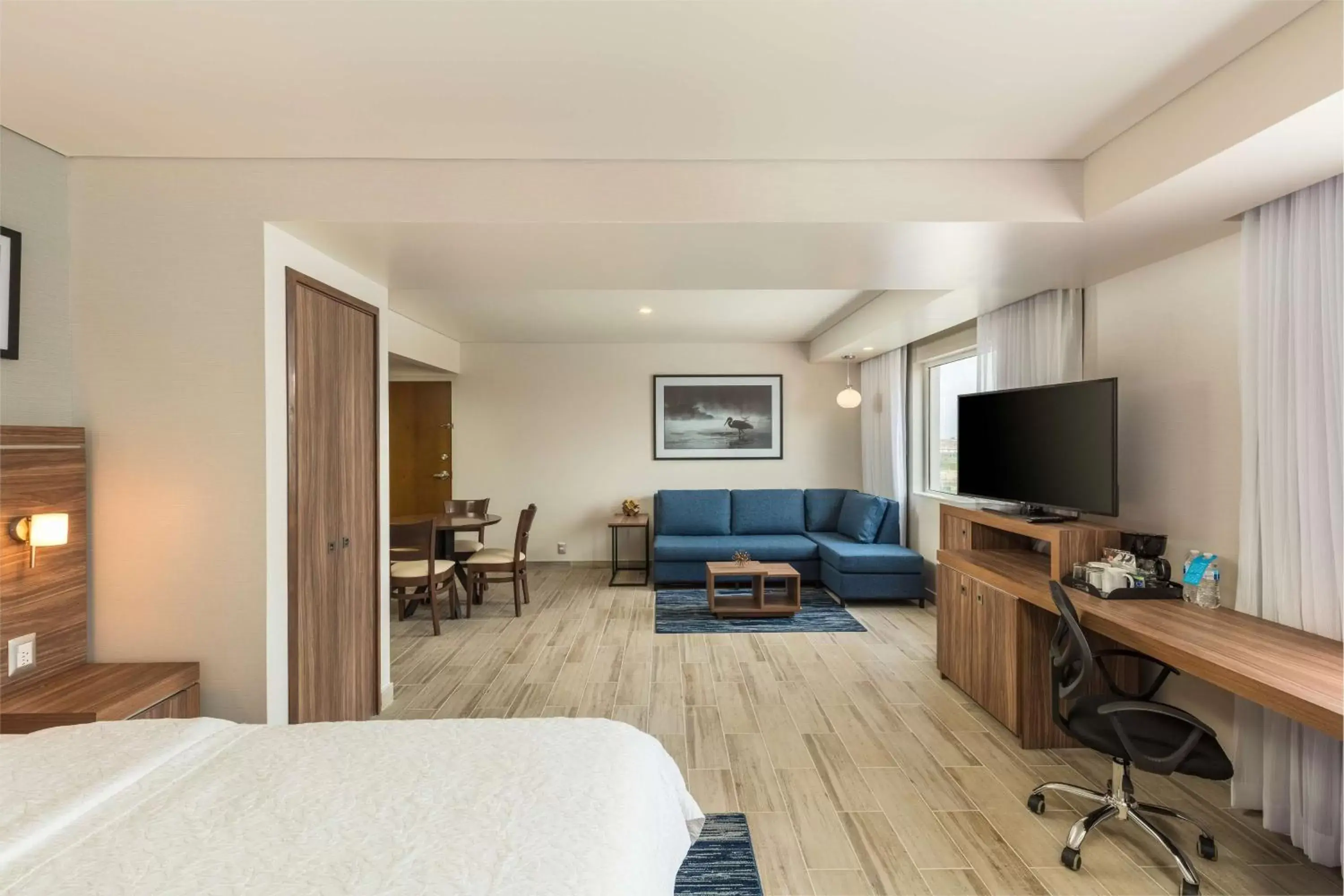 Bedroom, TV/Entertainment Center in Hampton Inn By Hilton Tijuana