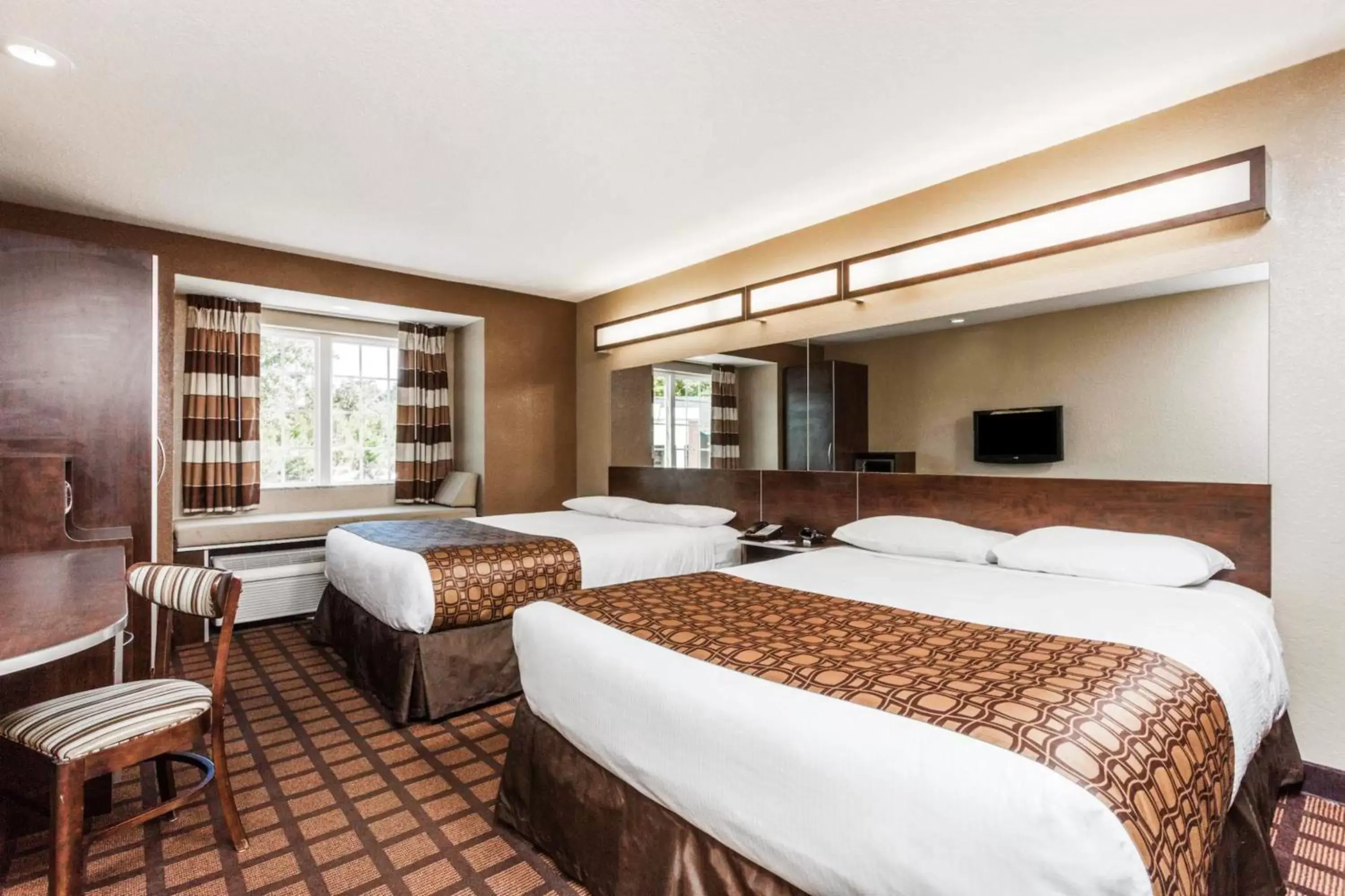 Bed in Microtel Inn & Suites by Wyndham Macon